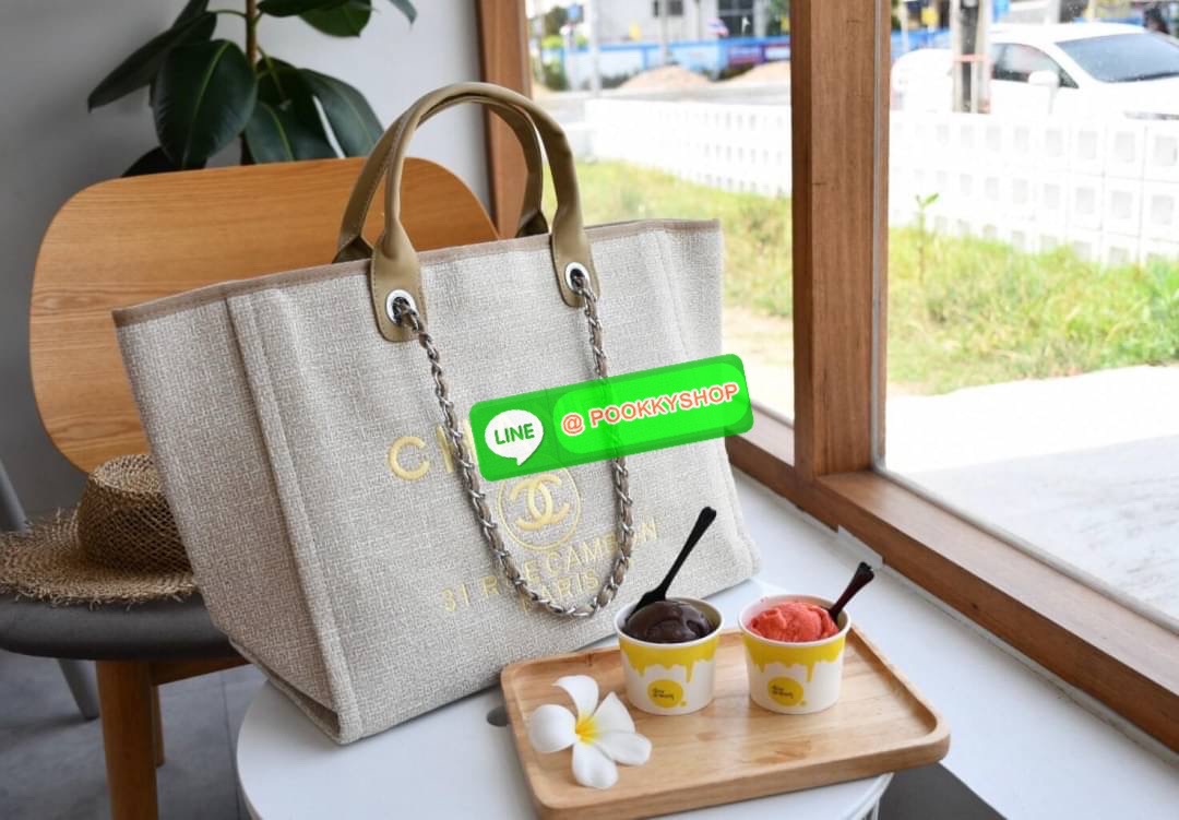 premium gift Chanel Tote canvas จากแบรนด์ Chanel กระเป๋าสะพาย Chanel Tote canvas โลโก้ปักกระเป๋าทรง Tote ผ้า canvas เนื้อหนาอย่างดีมีซับใน ด้านหน้าปักโลโก้ไข่มุกแบรนด์หรู หูจับมี 2 แบบคือ แบบสายหนัง และ โซ่ สามารถสะพายไหล่ได้คะ ใบใหญุจุของคุ้ม แต่น้ำหนักเ