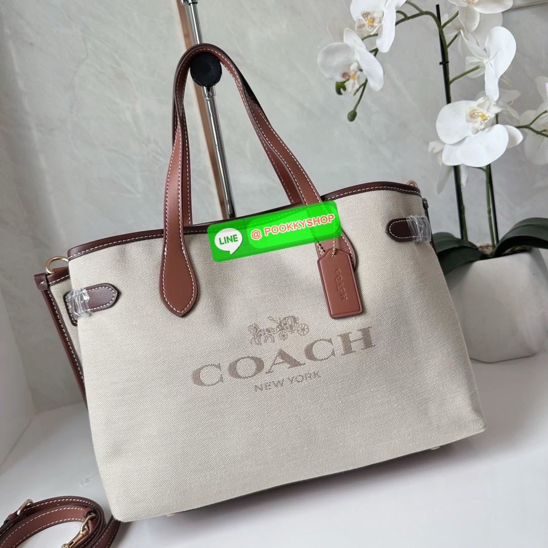 COACH HANNA CARRYALL WITH COACH CH189 IMNAM 🔖กระเป๋าสะพายไหล่/ถือ รูปทรงสวยหรู ลุคคุณนายมากแม่ 🔖วัสดุ: ผ้าแคนวาสตัดขอบหนัง 🔖เปิด-ปิดแบบกระดุมแม่เหล็ก ภายในกระเป๋ามัลติฟังก์ชั่น ช่องซิปกลาง บุผ้า 🔖สายสะพายถอดและปรับระดับได้