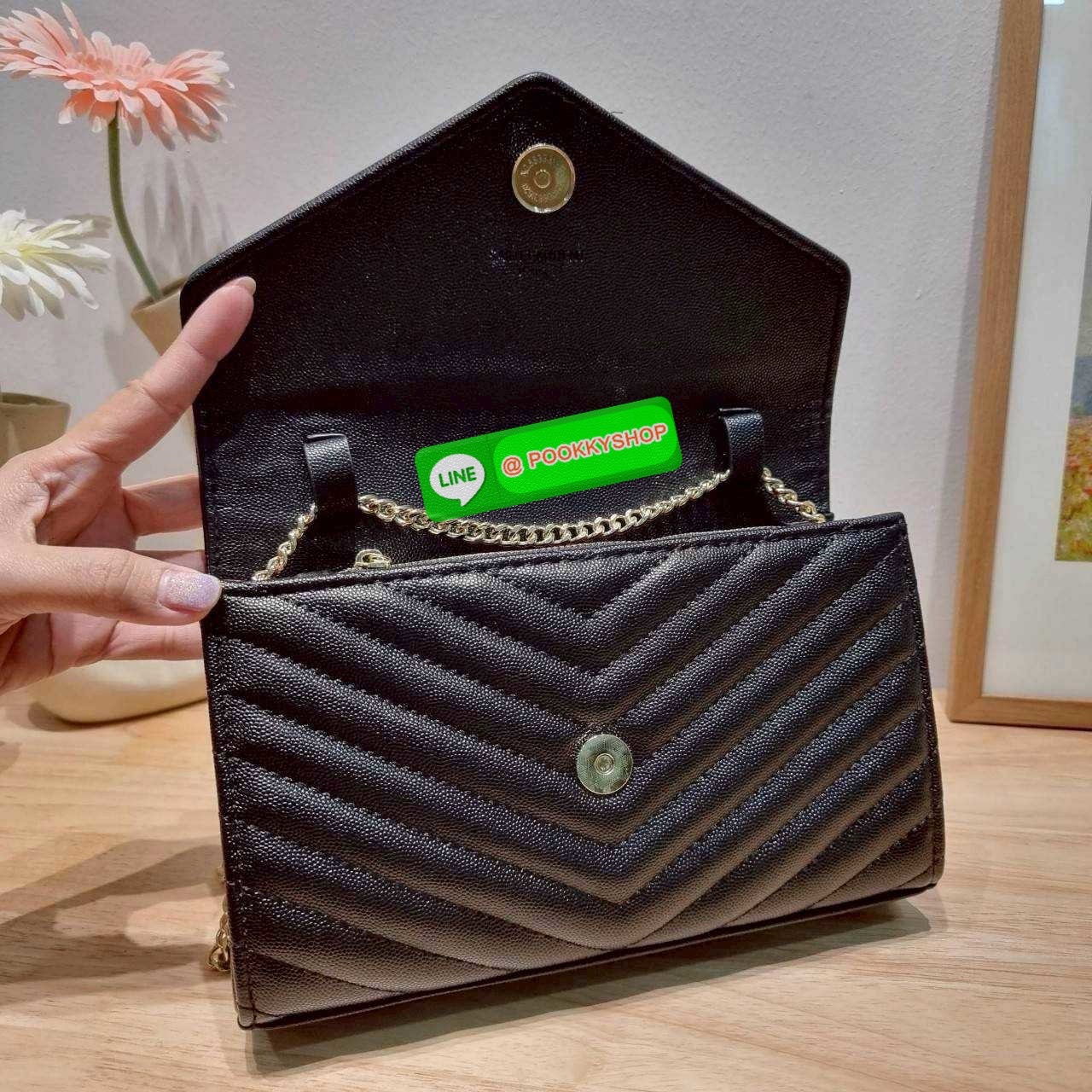 🔆 Model YSL clutch bag with chain ไม่เคยผิดหวังจริงๆ!! กับรุ่นที่สาวๆรู้กัน กระเป๋าสะพายพรีเมี่ยมกิ๊ฟ จากเคาน์เตอร์ vip dutyfree ทรง woc สุดฮอต ดีไซน์เรียบหรู โดดเด่นด้วยโลโก้ด้านหน้า เพิ่มดีเทลความผู้ดี ใช้งานง่ายเพียงแค่เปิด-ปิดด้วยกระดุมแม่เหล็