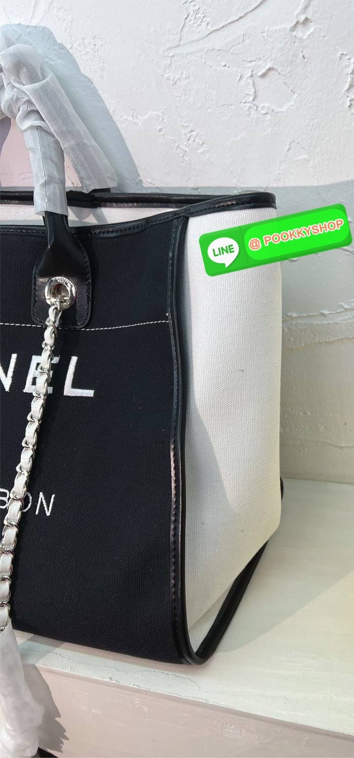 🌟 New Arrival !! รุ่นที่สาวๆรอคอย CHANEL CANVAS TOTE BAG จากงานพรีเมี่ยม VIP GIFT รุ่นดังเลยค้า SIZE ใหญ่อลัง ตัวกระเป๋าเป็นผ้า CANVAS เนื้อดีสมราคา อะไหล่เงินปั้มแบรนด์แท้ทั้งใบ ด้านหน้าปักแบรนด์สุดหรู จุของได้เยอะมากก มีช่องซิป/ใส่ของเป็นสัดส่วน