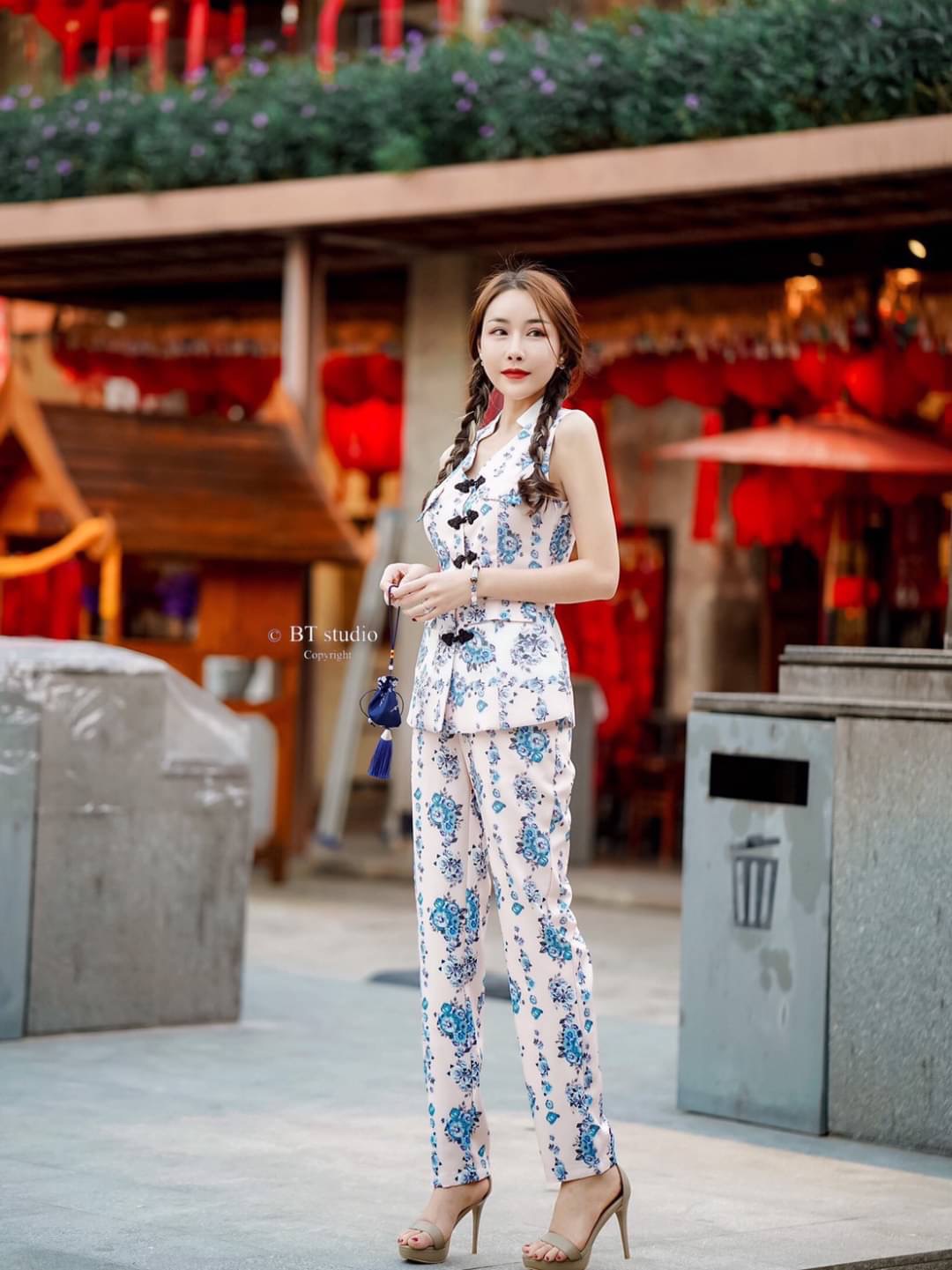 DETAIL : เซทเสื้อแขนกุด แต่งกระดุมจีน งานผ้าพิมพ์ลายคมชัดทั้งชุด สีคุมโทนโอรสพีช ๆ หวาน ๆ ตัดด้วยลายสีฟ้า ตัดแทบขาวที่ปก และปลายเสื้อ เนื้อผ้าและคัตติ๊งเป๊ะ งานสวย หรู ดูผู้ดี ดูแพงม๊ากจ้า