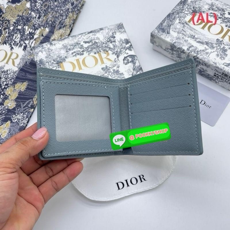 DIOR Bifold Wallet with CD Diamond Print กระเป๋าสตางค์ใบสั้น พิมพ์ลวดลาย Diamond หรูหรา โทนสีใช้งานง่าย คลาสิกตามแบบฉบับแบรนด์ ไอเท็มที่ท่านชายห้ามพลาดค่ะ มาพร้อม Box Set ที่สุด Special exclusive