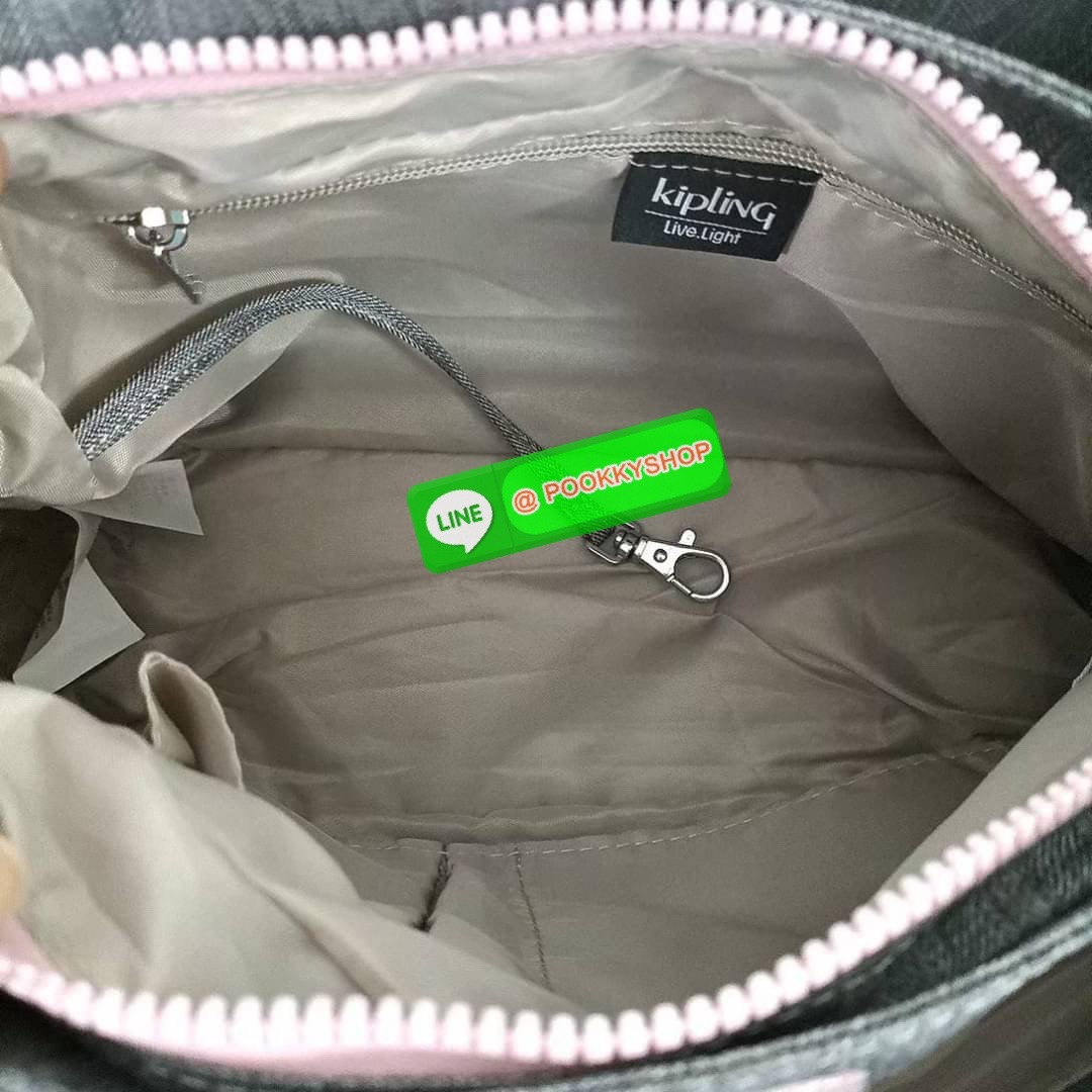 Kipling Damen Orelie Henkeltasche handbag กระเป๋าถือหรือสะพาย ขนาดกลาง วัสดุ Nylon 100% หูถือสูง 7 นิ้ว สายสะพายยาว สายสะพายยาว 126ซม. มีช่องแยกใช้งานหลายช่อง ประกอบด้วย -ด้านหน้า ช่องซิปลึกถึงฐานกระเป๋า -ด้านหลัง ช่องซิปลึกถึงฐานกระเป๋า -ช่องใช้งานหลักด้
