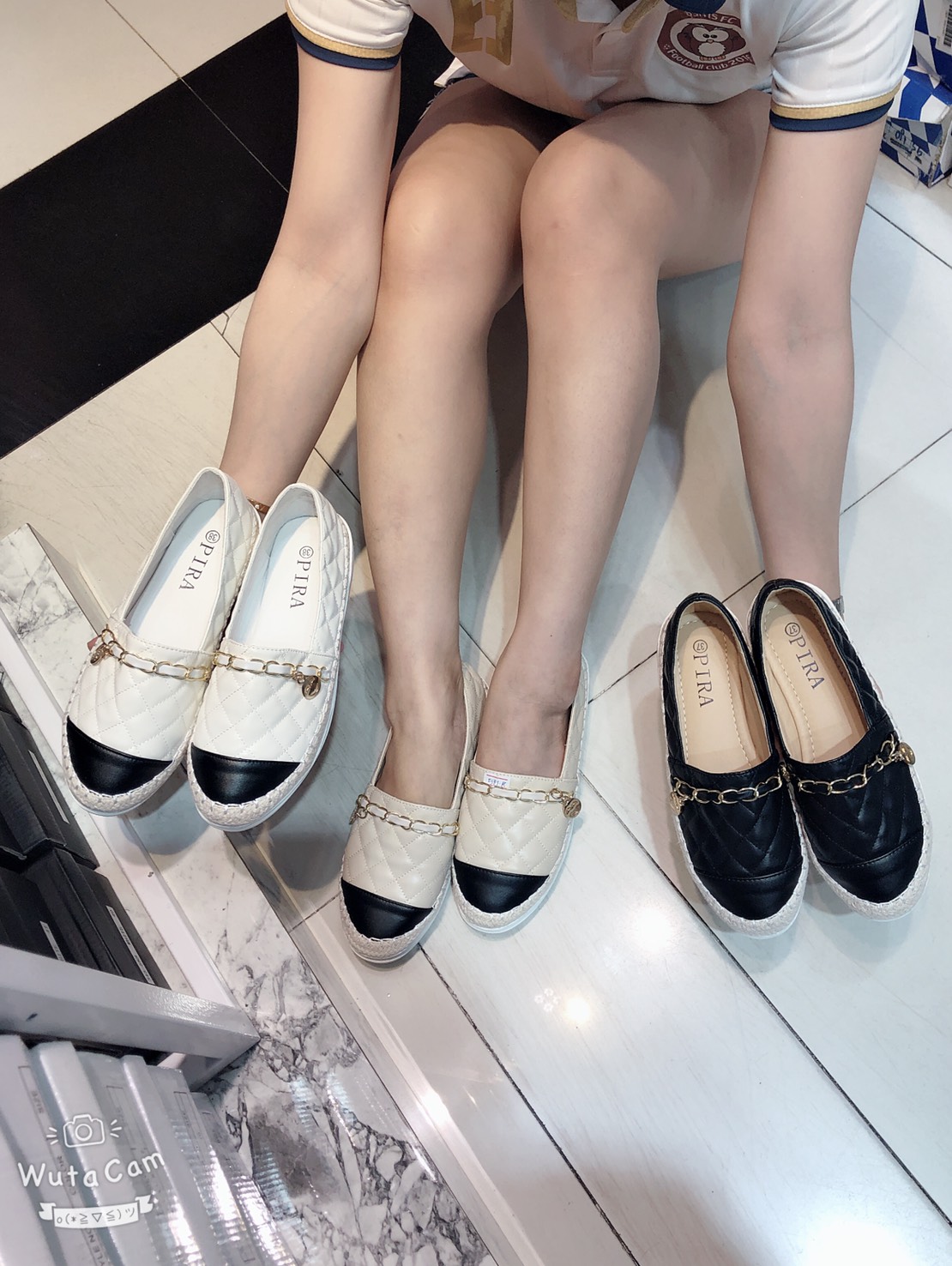 พร้อมส่งเลยจ้า slip on shoes งานสวยๆพร้อมเสิร์ฟจ้า ตัวนี้ห้ามพลาด ร้องเท้าslip on งานstyle channel พื้นยางงนิ่มมากงานสวย ใส่สบาย แม่ค้าคอนเฟริม ห้ามพลาดเลยจ้าตัวนี้แนะนำ อย่าช้ารีบเลย