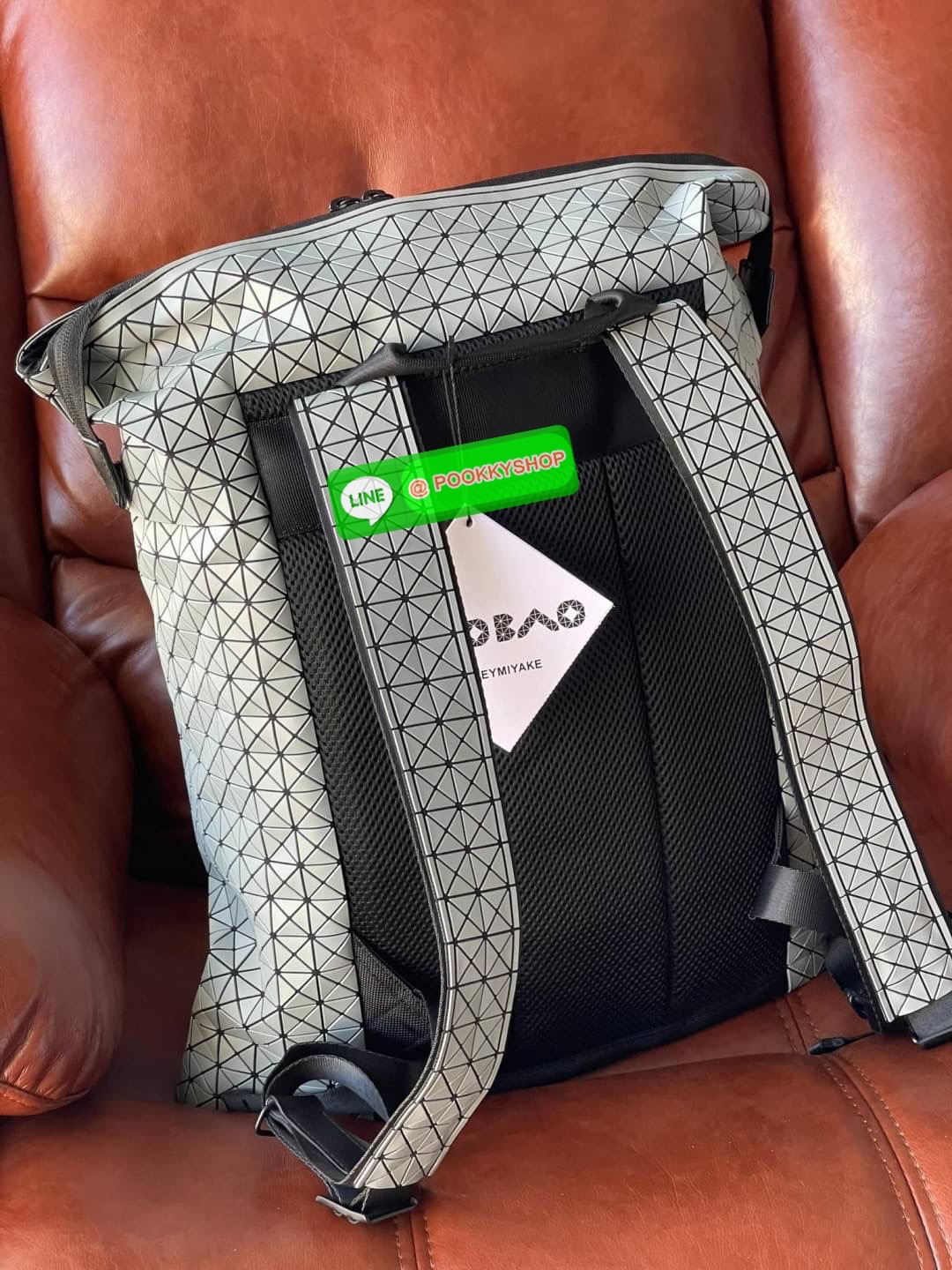 BAO BAO ISSEY MIYAKE LARGE BACKPACK ผู้ที่มักใช้งานกระเป๋าเป้ในชีวิตประจำวัน ส่วนมากจะอยู่ในวัยนักเรียน-นักศึกษาหรือวัยทำงาน ซึ่งรุ่นนี้ตอบโจทย์การใช้งานได้เป็นอย่างดี เป็นเป้ที่มีช่องสำหรับใส่สัมภาระประมาณหนึ่ง เพื่อให้สามารถจัดเก็บสิ่งของได้อย่างเป็นระเ