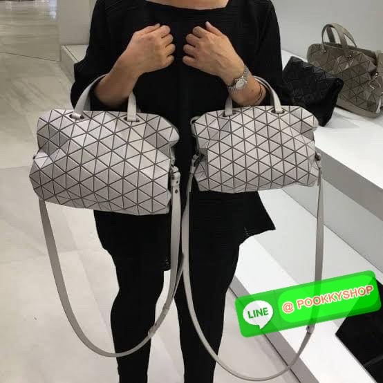 Bao Bao issey Miyake Tonneau Small Matte Bao Bao Issey Miyake รุ่น TONNEAU (ทอนโนะ) กระเป๋าทรง Boston Bag ที่โดดเด่นด้วยลายแพทเทิร์น 3 เหลี่ยมด้านเท่าเรียงต่อกัน ทำให้กระเป๋าใบนี้มีความโดดเด่นทั้งในเรื่องของดีไซน์ที่ทันสมัย และการใช้งานที่ครบทุกฟังก์ชั่น