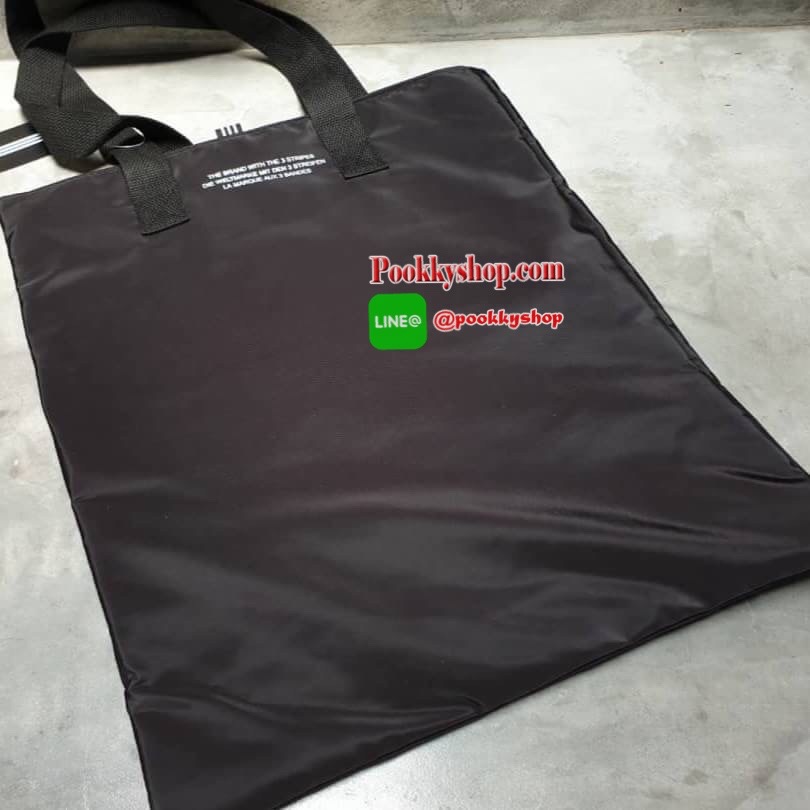 adidas shopping bag ลายปัก กระเป๋าถือด้านหน้าปักโลโก้แบรนด์ รุ่นนี้เปิดปิดด้วยช่องซิป ด้านหลังเรียบ ขนาดกำลังดี วัสดุกันน้ำ รุ่นนี้ใส่ของได้เยอะค่ะ คุ้มๆ กับสาวก adidas แบบสปอร์ต อย่าพลาดน๊า