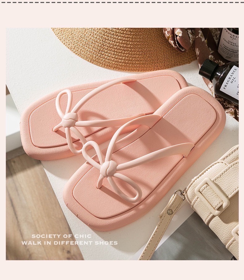 น้องคนสวยพร้อมส่งแล้วค่าาา‼️🥰 เพิ่มความสดใสให้วันธรรมดาดูพิเศษขึ้นได้ง่ายๆ รองเท้าแตะงานยางนิ่ม รับหน้าฝน ทรงหน้ากว้าง น่ารัก คิขุ แมตช์ง่าย กันน้ำ อุ่นใจว่าฝนนี้รองเท้าคู่โปรดคู่นี้จะให้ดูแลง่ายๆ ไม่ต้องกลัวด่าง ราคาเบา เหมือนตัวรองเท้าเลยจ้า