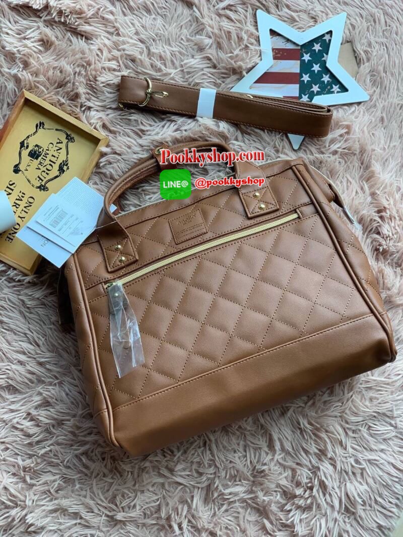 ANELLO (AH-H1862) QUILTING MOUTHPIECE 2-WAY SHOULDER BAG คอลเลคชั่นใหม่จากanello รุ่นคลาสสิค ที่ตัวกระเป๋าบุหนังpuด้วยหนังลายตารางนูนทั้งใบ ดูมีดีเทล ปากกระเป๋ายังคงมีโครงเป็นเอกลักษณ์ จะใส่โน้ตบุ้ค หรือเอกสาร สัมภาระต่างๆได้เยอะ มีช่องซิปใช้งานที่ด้านหน้