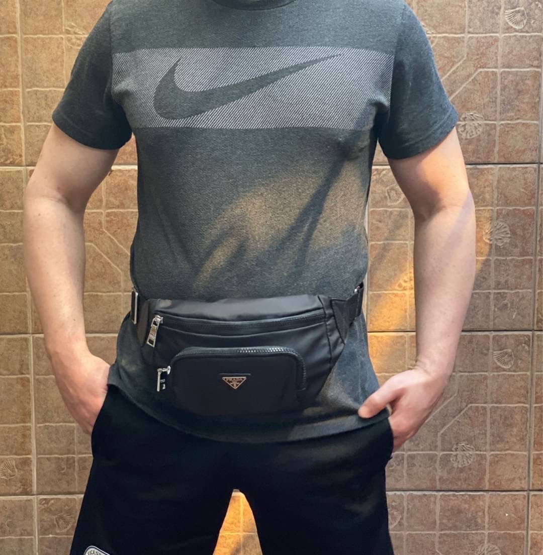 พร้อมส่งค้าา กระเป๋าคาดอก จากแบรนด์ Prada วัสดุทำจากผ้าNylon อย่างหน้า อยู่ทรงสวยเลยคะ ขนาดกะทัดรัด ใส่มือถือ บัตรเครดิต ได้เหลือๆ ด้านหน้ามีช่องซิปแยกให้คะ ด้านในบุผ้าลายแบรนด์อย่างดี มีป้ายโลหะแบรนด์ พร้อมช่องใส่ของแยกอีกด้วยคะ อะไหล่เงินทั้งใบ รุ่นนี้แ