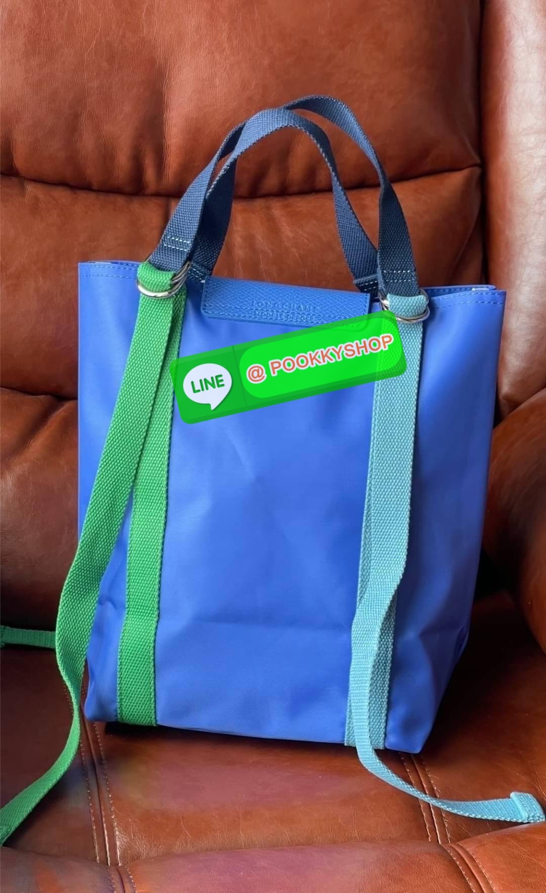 💕LONGCHAMP LE PLIAGE RE-PLAY Tote bag S เป็นอีกรุ่นที่น่าสนใจในการออกแบบ กระเป๋าโท้ทแนวตั้งที่กว้างขวางมีน้ำหนักเบา ใช้งานได้จริง ปิดด้วยกระดุมแป๊กและสามารถถือด้วยมือ สะพายไหล่ และสะพายข้างลำตัว Le Pliage Re-Play เวอร์ชันใหม่นี้ยังคงเติมชีวิตชีวา