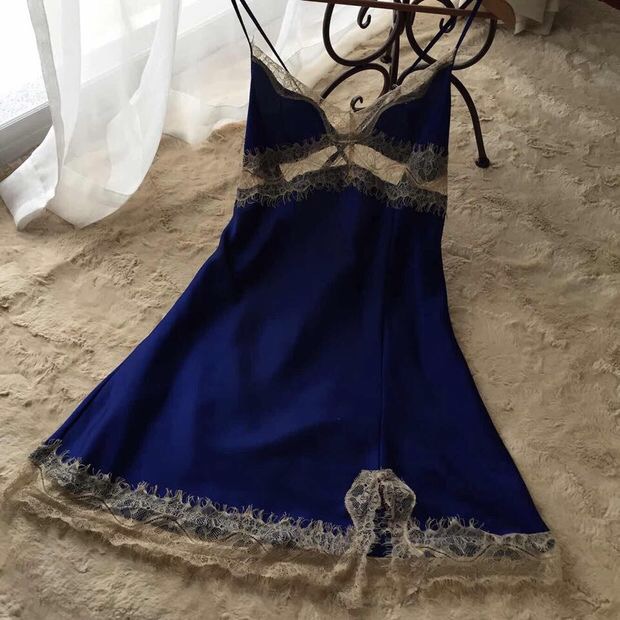 ชุดนอนผ้าไหม ชุดนอนสายเดี่ยว เนื้อผ้าไหม สีนูทเบจ สวยหรู แต่งสายไขว้ด้ายหลัง สวยเซ็กซี่มากคะ