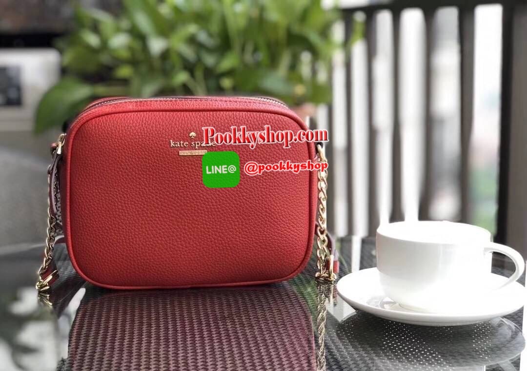 Kate spade New York mini shoulder bag กระเป๋าถือหรือสะพายหนังนิ่ม สวยอยู่ทรง ด้านหน้าประดับโลโก้แบรนด์ อะไหล่ทองหรูหรา น้ำหนักเบา ภายนอก มี2ช่องซิป แยกเป็นสัดส่วน ภายในมีช่องซิป 1 ช่อง และช่องใส่ของจุกจิก 1ช่อง จุของได้เยอะ สายสะพายปรับระดับได้ สะพายข้างห