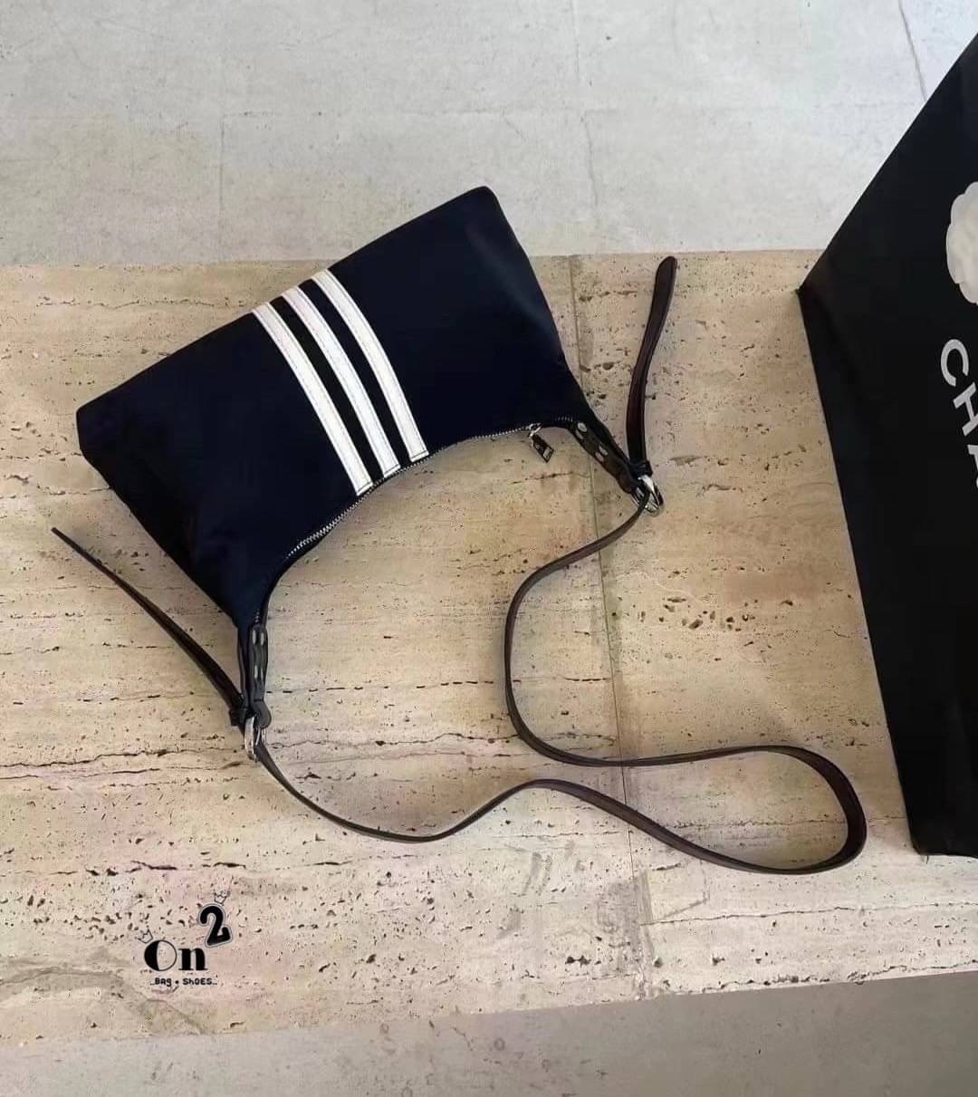 Adidas Style Nylon Shoulder Bag กระเป๋าผ้าไนลอน ขนาด 14นิ้ว น้ำหนักเบาใส่ของได้เยอะ รุ่นนี้สะพายขึ้นไหล่น่ารัก ด้านบนเป็นซิปค่ะ มีสายสะพายข้าง ปรับความยาวได้