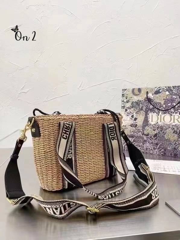 Dior Wicker Basket Bag กระเป๋าตะกร้าสานDior ทรง bucket งานถักสวยๆ สไตล์วินเทจ รุ่นนี้มาพร้อมความเก๋แปลกตาที่เป็นงานหัตถกรรมอักษรและโลโก้ CHRISTIAN DIOR ที่ได้ซับในเป็นผ้าโดยดิอรแบบหูรูด ไซส์ใหญ่ใส่ของได้ครบจบที่ใบเดียว