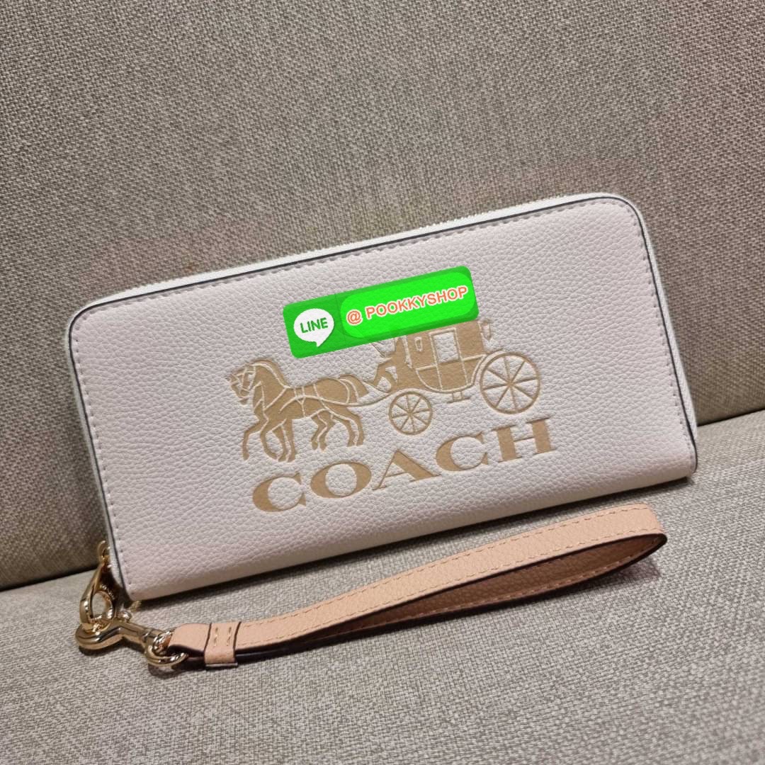 COACH C3548 LONG ZIP AROUND WALLET WITH HORSE AND CARRIAGE พร้อมเสิร์ฟความหรู กับคอลใหม่ สีสวย ผู้ดีขับผิวมาก กระเป๋าสตางค์ใบยาวกึ่งคล้องมือ เรียบหรู โดดเด่นด้วยโลโก้เอกลักษณ์ วัสดุหนัง pepble ทนทาน มาพร้อมสายคล้องมือ ถอดออกได้ ภายในใส่บัตรได้เยอะ มีช่องซ