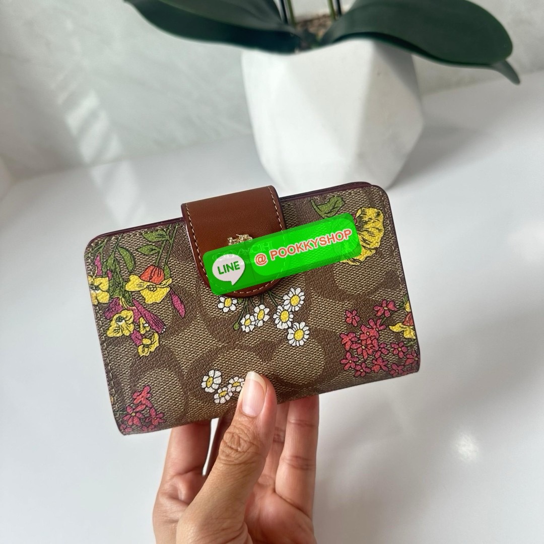COACH MEDIUM CORNER ZIP WALLET IN SIGNATURE CANVAS WITH FLORAL PRINT(CR935) 🔖กระเป๋าสตางค์ใบกลางคอลเลคชั่นใหม่ปริ้นลายดอกไม้ 🔖วัสดุ:แคนวาสสลับหนังแท้ 🔖เปิด-ปิดด้วยกระดุมแป็ก 🔖ภายในมีช่องใส่บัตร ช่องใส่ธนบัตร และช่องซิป