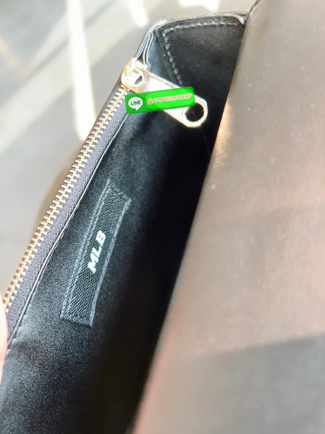 NEW IN! ใบจริงน้องสวยมากๆ คุ้มแก่การมีติดตัว! MLB MONOGRAM EMBO CROSS BAG 💌พร้อมส่ง! ใครมีแล้วหรือจะมีเพิ่มหรือซื้อเป็นของขวัญให้เพื่อนๆรุ่นนี้ไม่ทำให้ผิดหวังค่ะ หนังแท้อย่างดี ปั้มลายแบรนด์ทั้งใบ