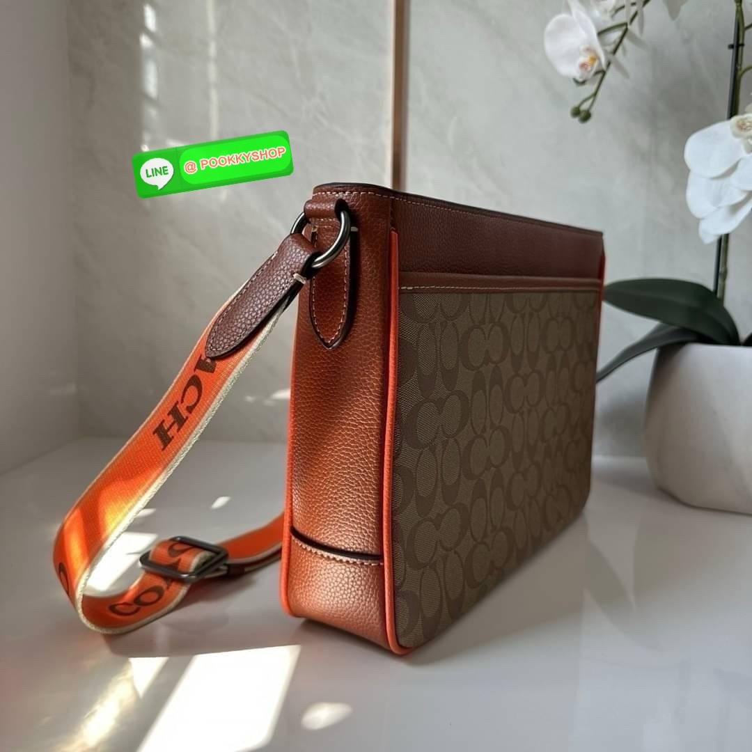 COACH DISTRICT CROSSBODY IN SIGNATURE CANVAS CH078 🔖กระเป๋าสะพายคอสบอดี้ทรงสีเหลี่ยม 🔖วัสดุ : canvas, ตัดขอบหนัง pebble leather 🔖 เปิด-ปิดแบบซิป ด้านในมีช่องซิปและช่องอเนกประสงค์ ปิดด้วยซิปด้านบน ซับในผ้า มีช่องซิปและช่องเก็บของด้า