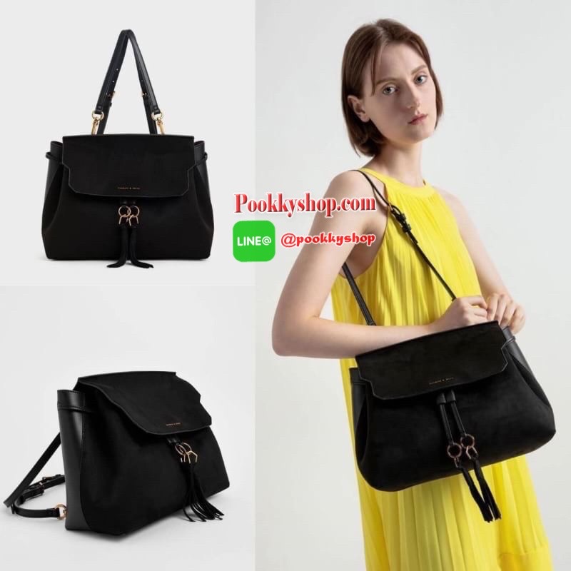 Charles & Keith Textured Tassel Shoulder Bag กระเป๋าเอนกประสงค์ ใช้ได้หลายแบบ! ตัวกระเป๋าแต่งด้านหน้าเป็นหนังกลับ-ช่วงด้านหลังเป็นหนังเรียบ (ยกเว้นสีครีม!! เป็นหนังเรียบทั้งใบ) มีพู่ห้อยด้านหน้าเก๋มาก เปิดปิดแบบกระดุมแม่เหล็ก ปรับทรงได้โดยการดึงหูรูดด้านห