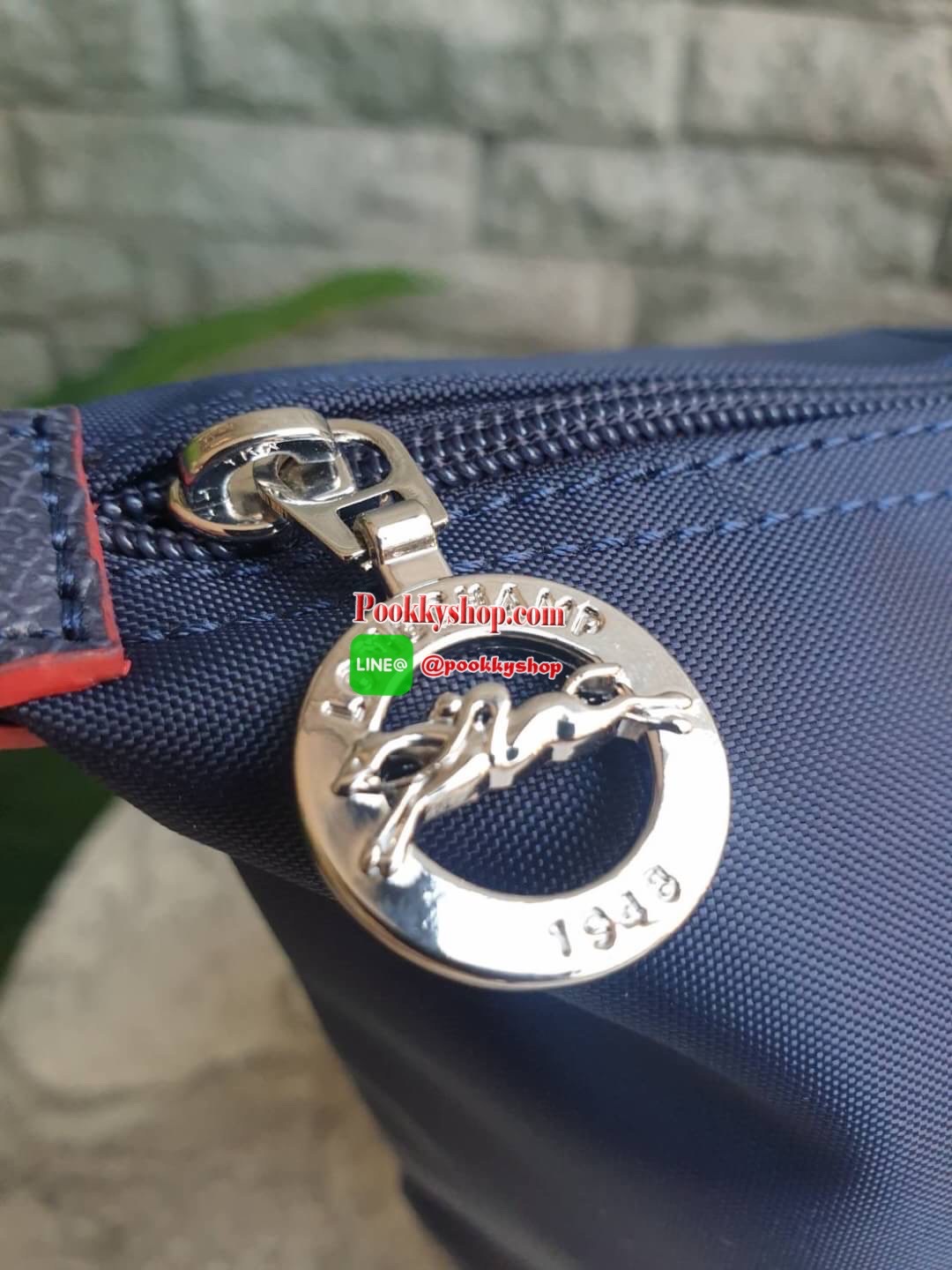 Longchamp Le Pliage Club Tote Bag Size L หูยาว วัสดุเนื้อผ้า Nylon Canvas เคลือบกันนำ้ ตัดด้วยหนังแท้ที่มีน้ำหนักเบา ดีไซน์เรียบง่ายแต่เต็มไปด้วยความคลาสสิก จนเป็นที่ชื่นชอบไปทั่วโลก Longchamp ปรับโฉม LE PLIAGE ด้วยการปักลายรูปม้า-ตราสัญลักษณ์ของแบรนด์บนผ