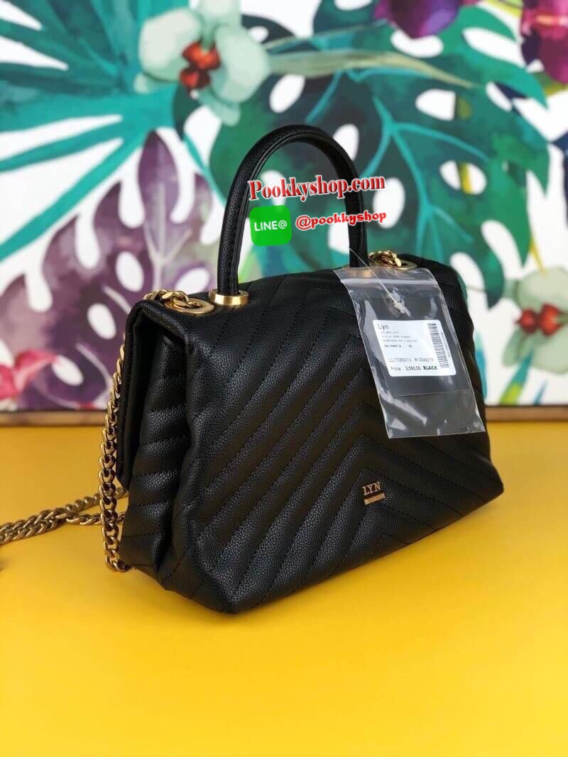 LYN ABSOLUTE DREAM กระเป๋าถือ/สะพายสายโซ่สีคลาสสิค วางอยู่ทรง มีหมุดรองฐาน 4 มุม ตัวกระเป๋าเดินด้ายลายเชฟรอนพร้อมประดับลายน่ารัก เปิดปิดด้วยกระดุมแม่เหล็ก ด้านในแบ่งเป็น 2 ช่องใหญ่ จุของพอสมควรค่ะ ใส่ iPhone plus/กระเป๋าเงินใบกลางได้เหลือๆ เลยค่ะ สายสะพาย