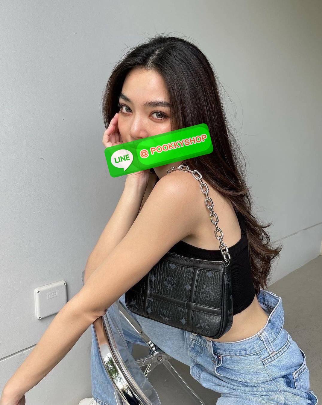 MCM MINI DELMY SHOULDER BAG จัดหนักจัดเต็ม!! ที่สุดของรุ่นที่ฮอตหนักมาก คอลเลคชั่นที่ยอดขายดีตั้งแต่วันแรกที่ลง shop ด้วยรูปทรงที่กะทัดรัด ตอบโจทย์ได้ทุกลุค ทุกไลฟ์สไตล์ ใช้งานได้ง่ายคล่องตัว กระเป๋าสะพายทรงพอช ที่มาพร้อมสายโซ่คล้องด้านหน้า และสายหนังครอส
