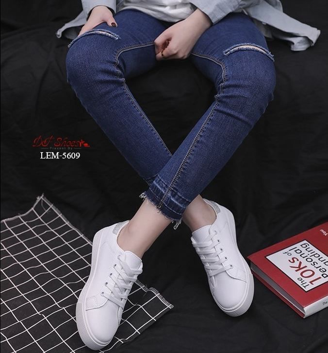 สินค้าพร้อมส่ง รองเท้าผ้าใบนำเข้า วัสดุผ้าหนัง PU ดีไซน์ด้านข้างตาดแถบเส้นกริตเตอร์ เล่นแสงเล็กน้อย แมทง่ายกับทุกชุดค่ะ