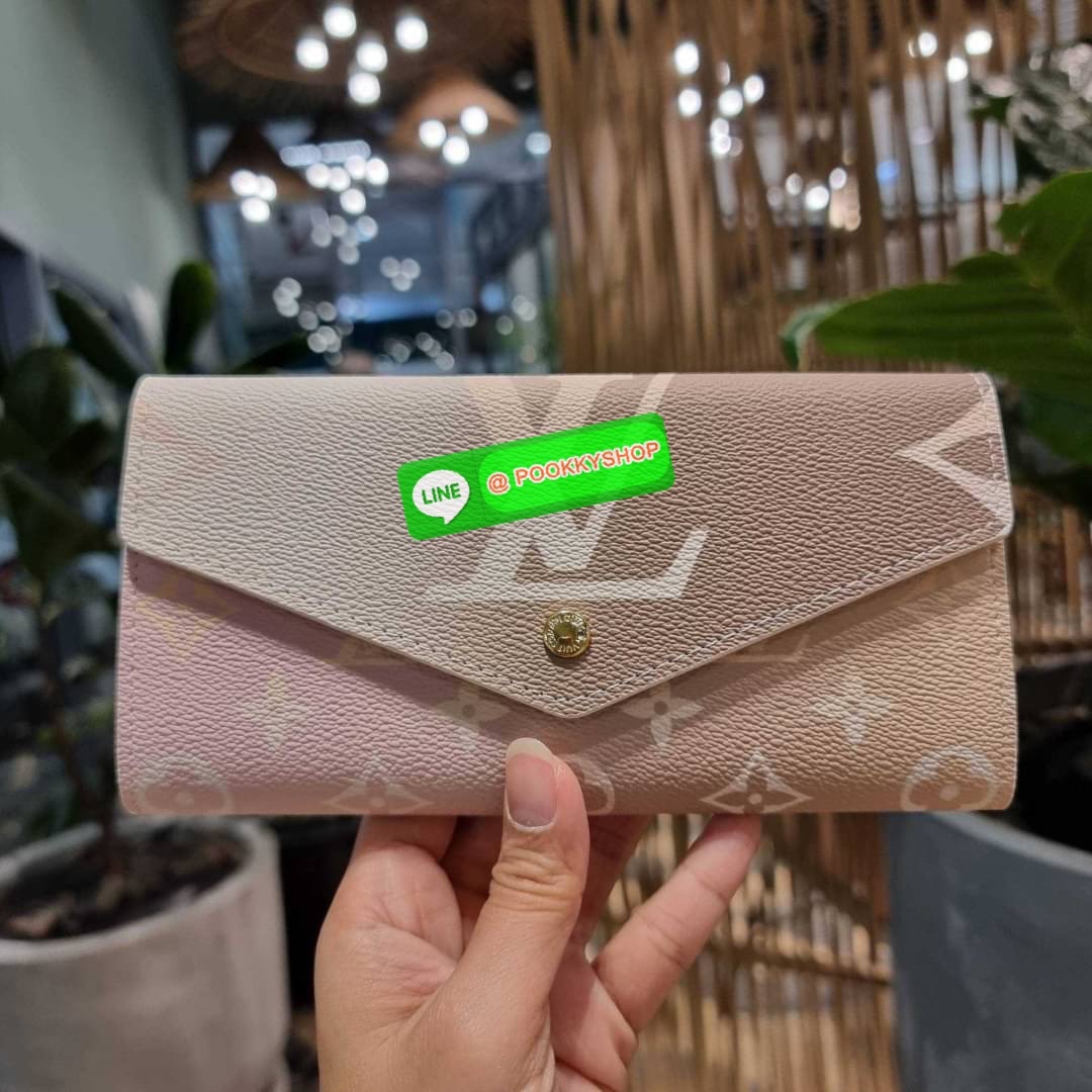 NEW IN!! LV long flap wallet with gwp กระเป๋าสตางค์พรีเมี่ยมกิ๊ฟ แบบพับ ดีไซน์ล่าสุด หวานๆสวยๆ น่าใช้มาก ใบยาวขนาดกำลังเหมาะมือ ถือแล้วขับผิว โดดเด่นด้วยสไตล์การไล่เฉดสีโทนละมุน ดูโดดเด่นไม่เหมือนใคร วัสดุหนังแคนวาส ทนทาน เปิด-ปิดด้วยกระดุม ภายในมีช่องใส่