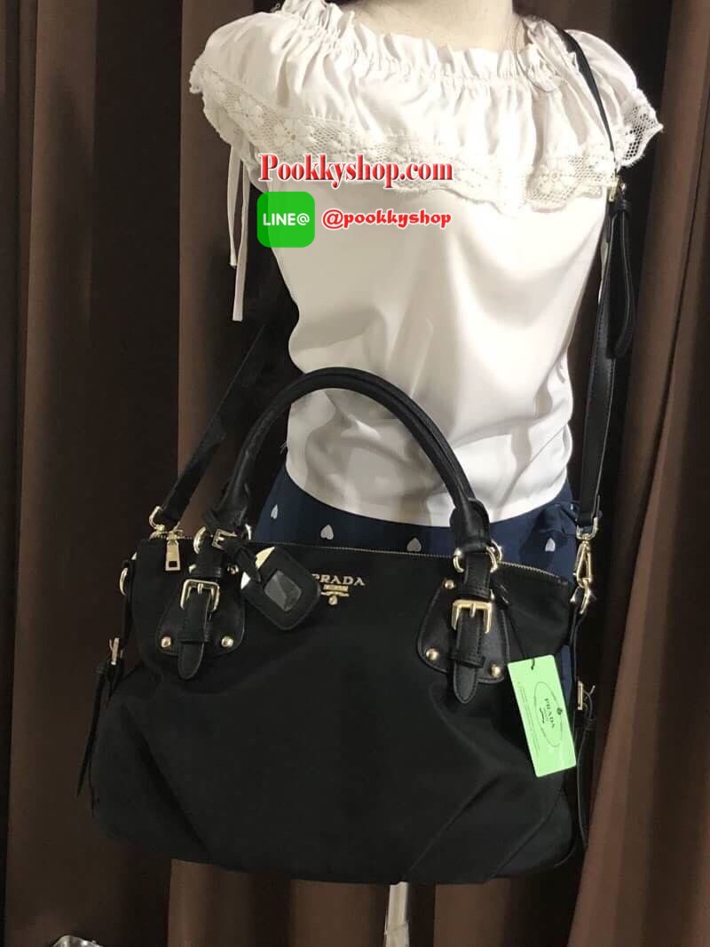 PRADA NYLON BAG WITH ZIP กระเป๋าถือหรือสะพายพรีเมี่ยมกิ้ฟจากเคาน์เตอร์แบรนด์ Limited edition วัสดุ Nylon เนื้อหนาคุณภาพดีตามแบบฉบับแบรนด์ด้านหน้าประดับโลโก้หรู เปิดปิดด้วยซิป ภายใน Polyester 100% มีโลโก้ ช่องซิปจุมากค่ะ สามารถใส่เอกสาร A4 ipad ของใช้ได้เย