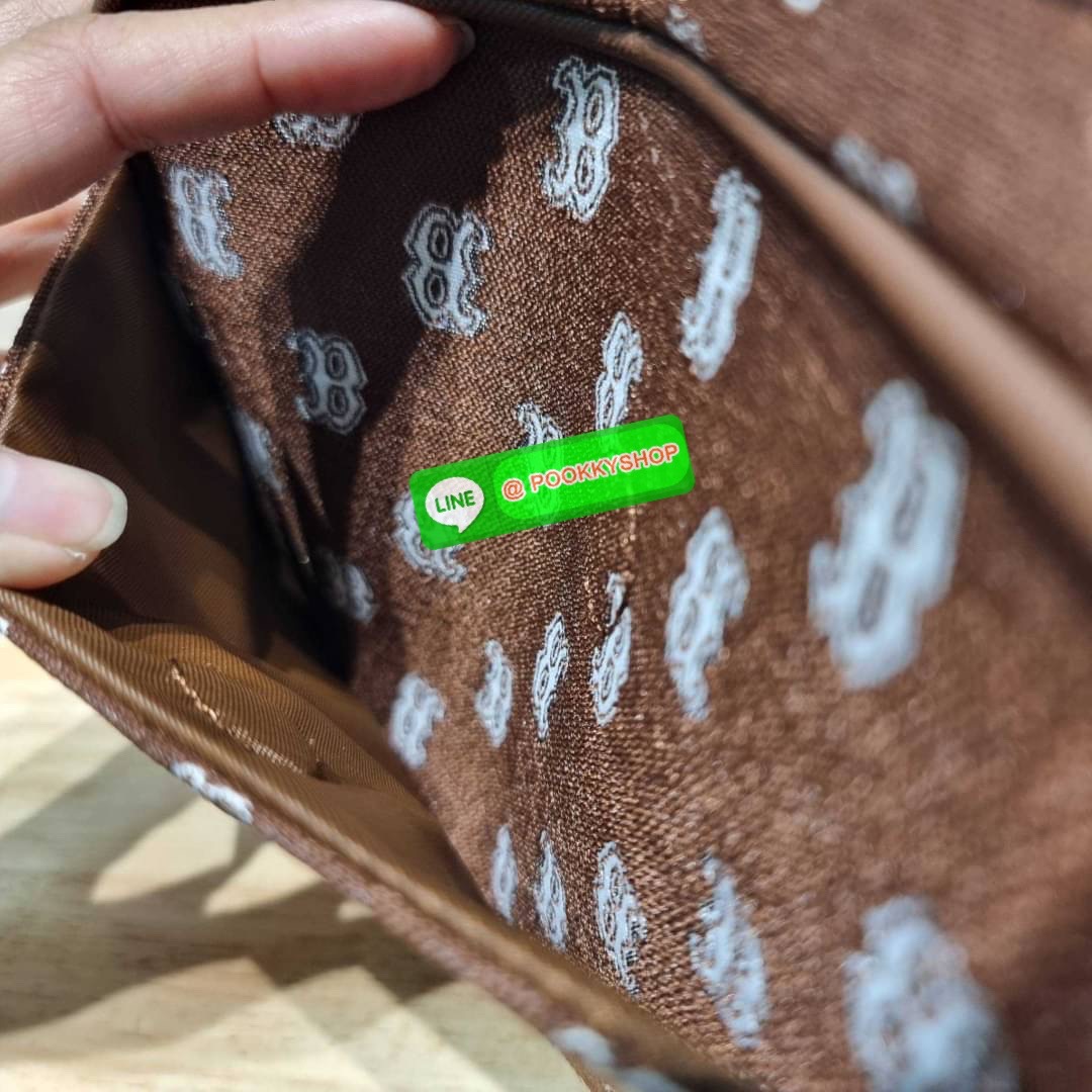 MLB JACQUARD MONOGRAM CROSSBODY BAG ฉุดไม่อยู่ ดาเมจแรงมาก!! กับกระเป๋าครอสบอดี้ ที่สายเกาต้องมี!! ดีไซน์ลวดลายโมโนแกรมเอกลักษณ์ ลงบนผ้า jacquard ได้อย่างลงตัวและสวยงาม เปิด-ปิดด้วยซิป ภายในโล่งกว้าง จุของสบายๆ มาพร้อมใบลูก และสายสะพายข้าง ให้ความคล่องตัว