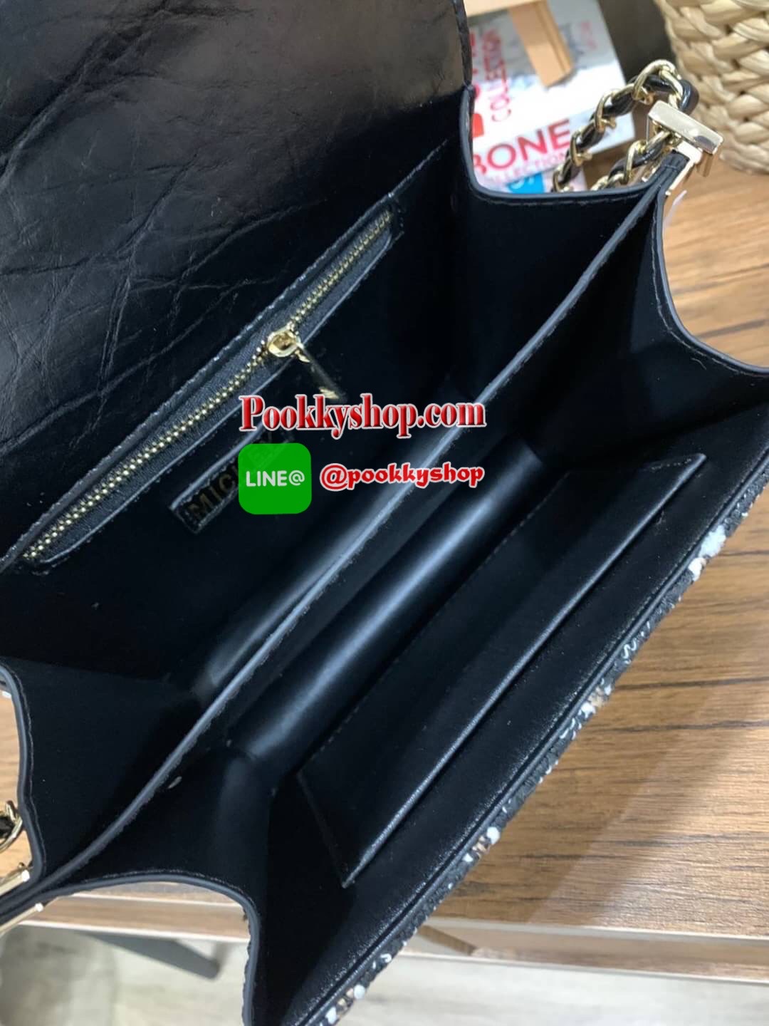 Mickey Mouse STUD DETAIL PUSH LOCK BAG กระเป๋าสะพายข้างรุ่นใหม่สไตล์คลาสสิค สะพายได้หลายแบบหลายลุคช์ สายสะพายโซ่ร้อยหนังแบบคู่ มีหนังรองบ่าไม่เจ็บไหล่ เปิดปิดด้วยสัญลักษณ์หัวมิคกี้แบบหมุนดูมีดีเทล ภายในแยกเป็น2ช่อง มีช่องซิปแยกและช่องเสียบบัตร ด้านข้างประ