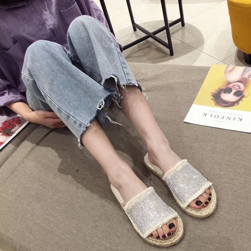 รุ่นนี้ตามกันเยอะมาก!!!! รุ่นขายดี!! ในตำนาน ใครใส่ก็ชอบ ปักหมุด หยุดไม่ได้ กับความสวยของนาง รองเท้าแตะงานเพชรรีดทั้งรองเท้า งานสวยเวอร์วังมากค่ะ ทรงนี้กำลังฮิตแมตช์กับกางเกง กระโปรงก็สวยค่ะ งานดี งานสวยคะ ของมันต้องมีค่ะ