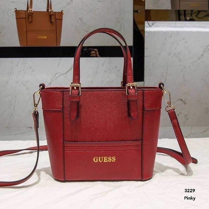 พร้อมส่ง กระเป๋าสะพายแบรนด์ GUESS 329งานนำเข้า สวยมาก หนังดี หนังมัน ดูใหม่ตลอดกาล ขนาดน่ารัก สายสะพายถอดได้ ปรับได้ จะสะพาย หรือคล้องแขนก็ดูมีสไตล์