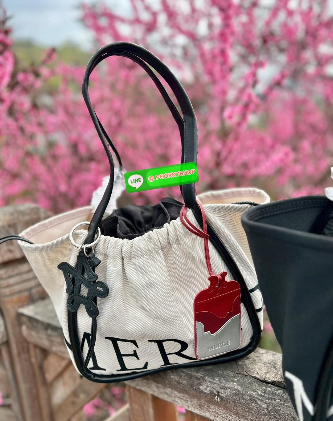 MERGE A DAY MEDIUM BAG 🔖พร้อมส่ง! กระเป๋าหิ้วหรือคล้องไหล่ ทรงสวย วัสดุผ้าทอเทคนิค Flyknit อย่างดี แต่มีน้ำหนักเบา หูหิ้วแบบหนังมีความแข็งแรงในการใช้งานค่ะ ภายในโล่งกว้าง ใส่สัมภาระได้เยอะค่ะ