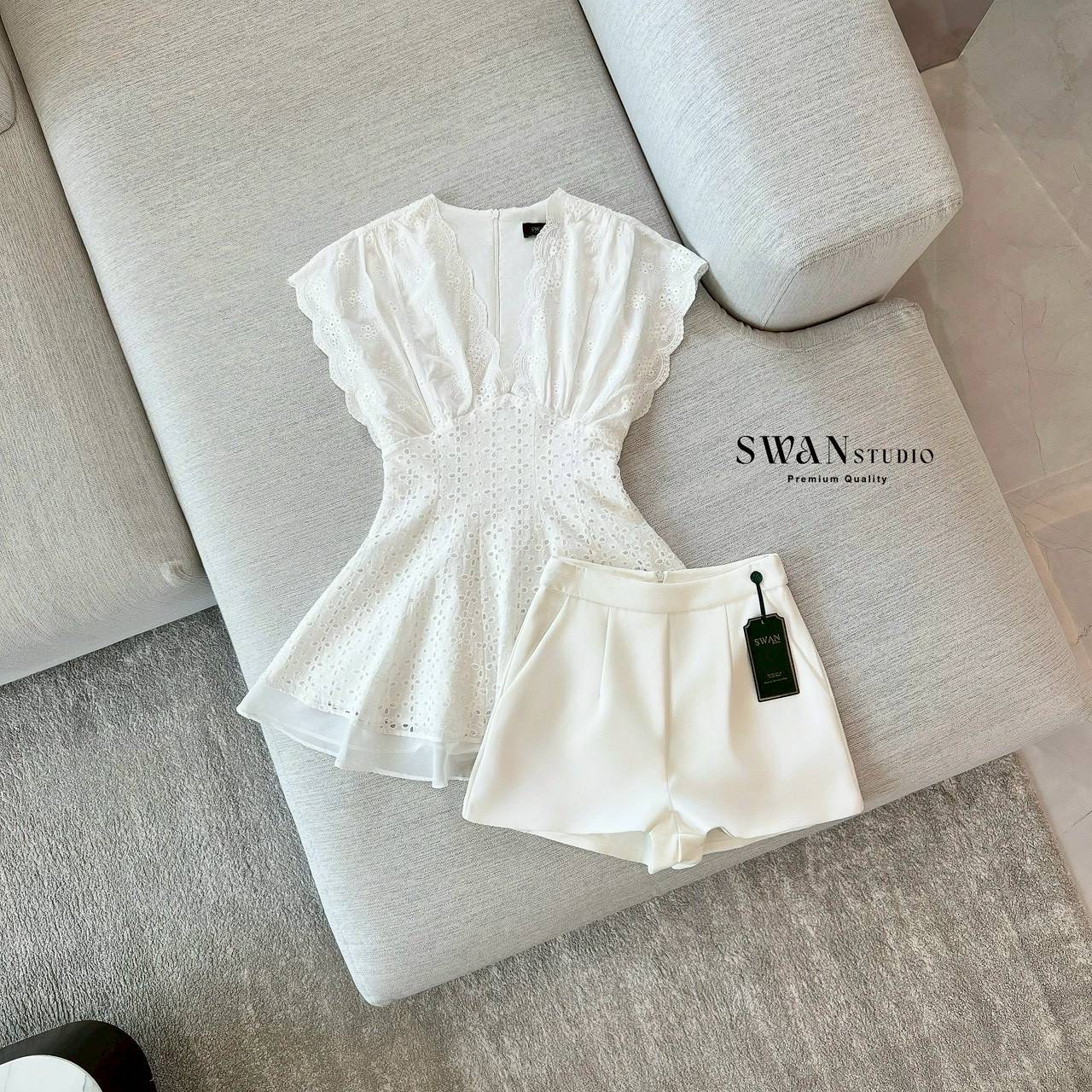 เซต 2 ชิ้นดีไซน์หวานละมุน เดรสผ้าลูกไม้ฉลุลายสวยทั้งตัว เดรสออกแบบช่วงอกทรงคอวีแต่งลูกไม้ระบายคลุมบ่า พร้อมกางเกงขาสั้นแยกชิ้นด้านใน เนื้อผ้าอย่างดี ให้ลุคดูนุ่มนวลและมีความพิเศษทุกองศา ใส่ง่ายได้ทั้งวันสบายและดูแพงในเวลาเดียวกัน เหมาะทั้งออกงาน คาเฟ่ หรื