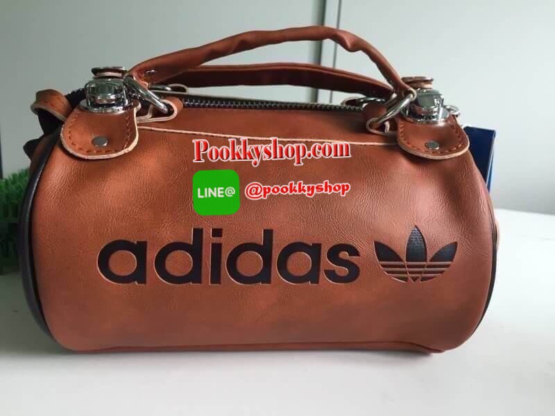Brand : Adidas Mini Shoulder bag and messger bag 2018 Detail : กระเป๋าสะพายข้างใบเล็กกระทัดรัด แนวsport วัสดุทำด้วยหนังPU นิ่ม น้ำหนักเบา Logo Adidas สกีนทั้ง 2 ข้าง สามารถใช้ได้ทั้งด้านหน้าและด้านหลังเวลาสะพาย ภายในกว้างสามารถเก็บของได้พอสมควร ใส่กระเป๋า