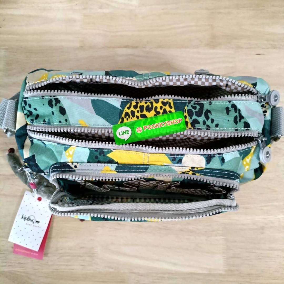 KIPLING RETH CROSSBODY BAG ซับในตาราง วัสดุ Nylon+polyester กระเป๋าสะพายข้างหรือ สะพาย Crossbody ได้ ช่องหน้าเปิด-ปิด ด้วยซิป พร้อมช่องแยกบ่อยด้านข้าง ช่องหลัก 2 ช่อง ด้านในโล่งกว้าง สามารถจุสัมภาระได้เยอะ พร้อมช่องซิปหลัง สายสะพายปรับระดับสั้น-ยาว ได้ fr