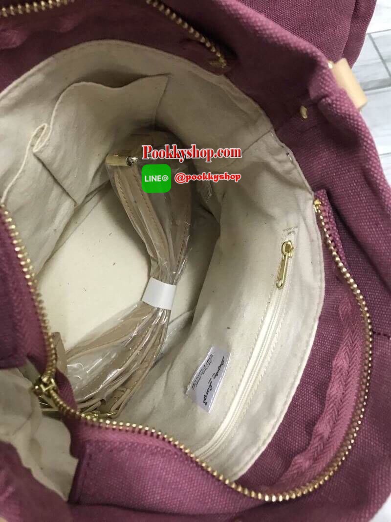 Anello&Legato Largo Canvas Logo mini Tote Shoulder Bag ดีไซน์ล่าสุด ด้วยวัสดุผ้าcanvasที่ช่วยให้กระเป๋ามีน่ำหนักเบา ทรงสวยสง่าด้านก้นเป็นหนัง ใช้งานง่ายสะดวก ใส่มินิไอแพค กระเป๋าสตางค์ได้ เหมาะแก่การใช้ในชีวิตประจำวันทั้งใช้ไปโรงเรียนหรือใช้ไปทำงานก็ได้เช