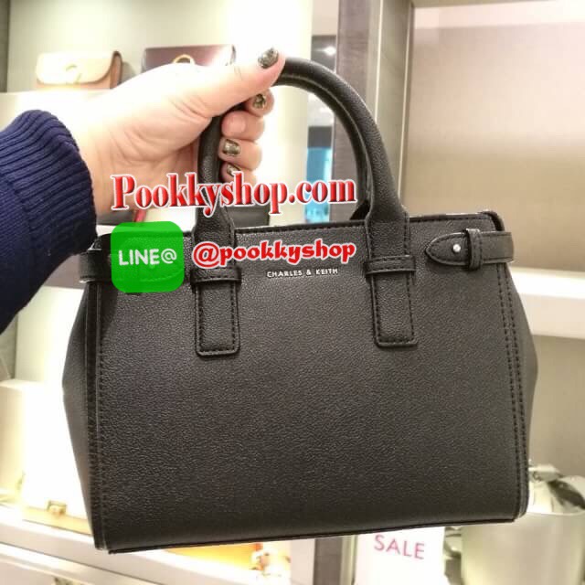 NEW ARRIVAL! CHARLES & KEITH BASIC TOP HANDLE BAG กระเป๋าถือหรือสะพายรุ่นใหม่ชนช็อปดีไซน์สวยอยู่ทรงเเข็ง ขนาดกำลังดี น้ำหนักเบา ด้านหน้าประดับโลโก้แบรนด์ เปิดปิดด้วยซิปสะดวกใช้ ด้านข้างมีสายรัดปรับทรงกระเป๋าภายในมีช่องซิป ใส่กระป๋าสตางค์ใบยาว ipad mini ได