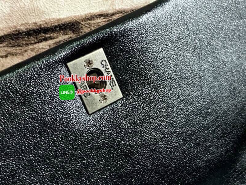 Chanel Quilted Chain Sling Bag วัสดุหนังแกะสังเคราะห์ขึ้นลายตารางหนังสวยอยู่ทรง ดีไซน์ไฮโซ เปิดปิดด้วยฝาปิดกระดุม ภายในมีโลโก้และช่องใส่ของ ใส่กระเป๋าสตางค์ใบยาว มือถือ ของจุกจิกได้เยอะ น้ำหนักเบา ด้านหลังมีช่องใส่ของ มาพร้อมสายโซ่ร้อยหนัง อะไหล่ดำคลาสสิค