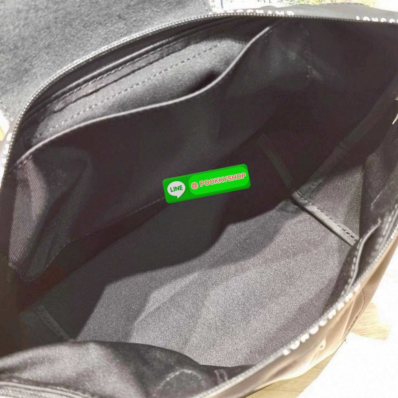 Longchamp le pliage energy M tote bag 🔆 Details เป็นอีกรุ่นที่แรงมาก จึ้งมาก! กระเป๋าสะพายไหล่ทรงโท้ท รุ่นยอดฮิต ดีไซน์ใหม่ให้ความสปอร์ตตี้มากขึ้น มาพร้อมขนาดใหม่ที่หลายๆคนรออยู่ น้ำหนักเบา ดีไซน์เรียบง่าย แต่ดูแพง ปากกระเป๋าออกแบบให้มีฝาปิดและซิป