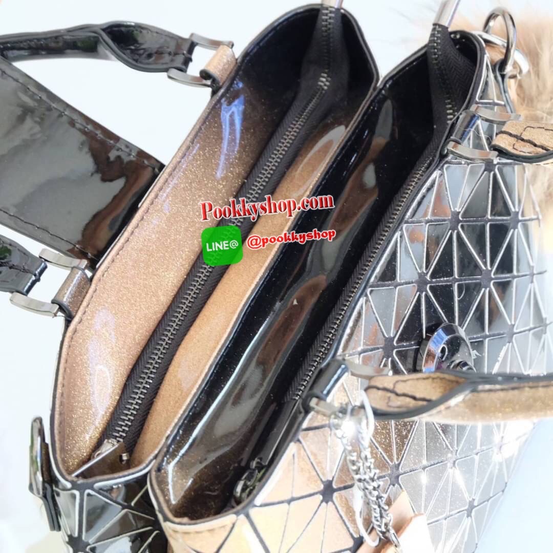 รุ่นขายดีทรงสวย หายากมาเพิ่มแล้วค่ะ!! Mix shade colors !! Tone Black xPeach Limited พิเศษที่ สวยไม่ซ้ำใคร แถมยังลาย หายาก ทรง Handbag น่ารักมาก ค่า ( เนื่องจากสีเฟด ดังนั้นแต่ละใบลายสีอาจจะมีความแตกต่างกัน ) แต่ยังคงสวย แน่นอนค่า ฟรี พวงกุญแจปอมๆ มูลค่า 4