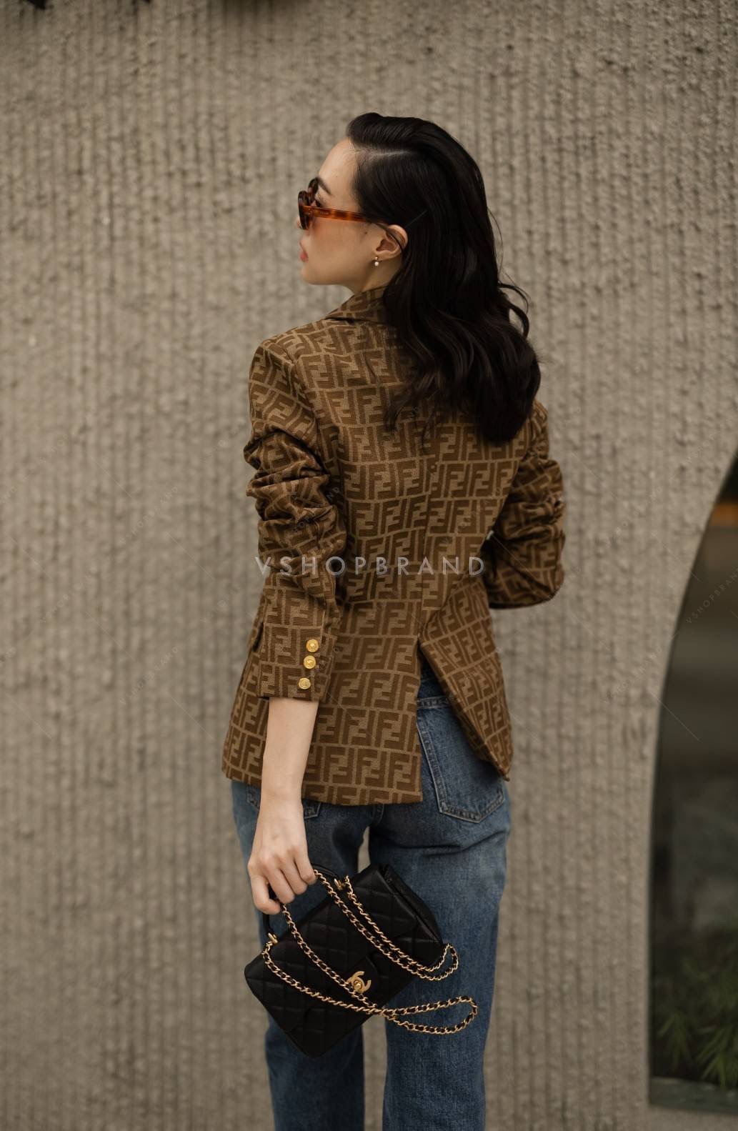 เสื้อสูทผ้าทอพิมพ์ลาย Fed.di ทรงเข้ารูป ผ่าหลัง มีกระเป๋า 2 ข้าง (ใช่งานได้จริง) แต่งกระดุมทองเพิ่มความหรู ทรงสวย ทางแบรนด์เลือกใช้ผ้าสูทเนื้อดีในการตัดเย็บ เย็บติด ซับใน คัตติ้งเนี้ยบ ทรงเป๊ะมากๆเลยค่ะ