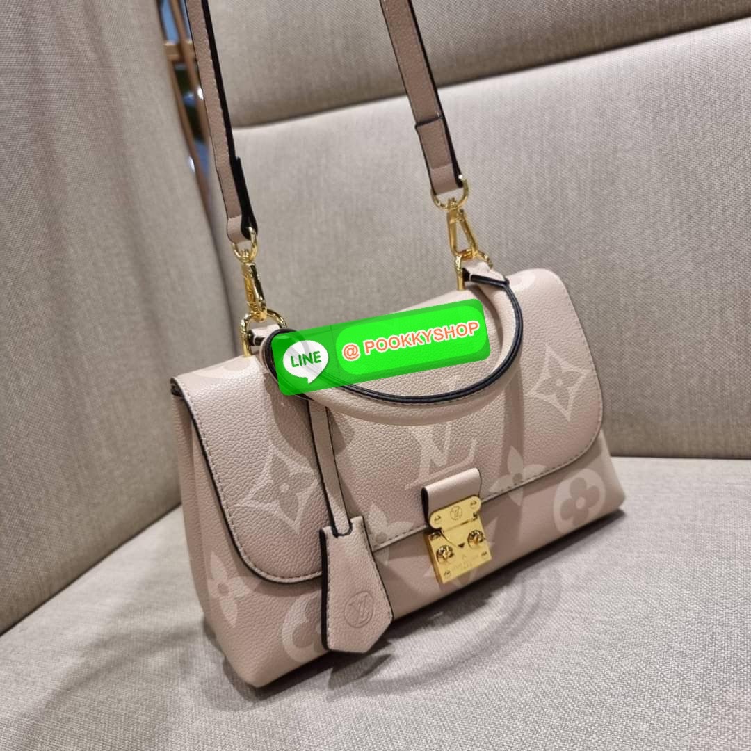 LV MADELEINE BAG ใหม่ล่าสุด อีกหนึ่งรุ่นคลาสสิคหายาก จากเคาน์เตอร์ dutyfree ที่สาวๆรอคอย กระเป๋าถือ/สะพายข้าง ดีไซน์เรียบง่าย แต่เต็มไปด้วยดีเทลความหรู วัสดุหนังวัวปั๊มลายเอกลักษณ์ เปิด‐ปิดด้วยอะไหล่กดล็อคสีทองหรู และมีพวงหนังห้อยพิเศษแถมมาให้ด้วย ภายในแบ