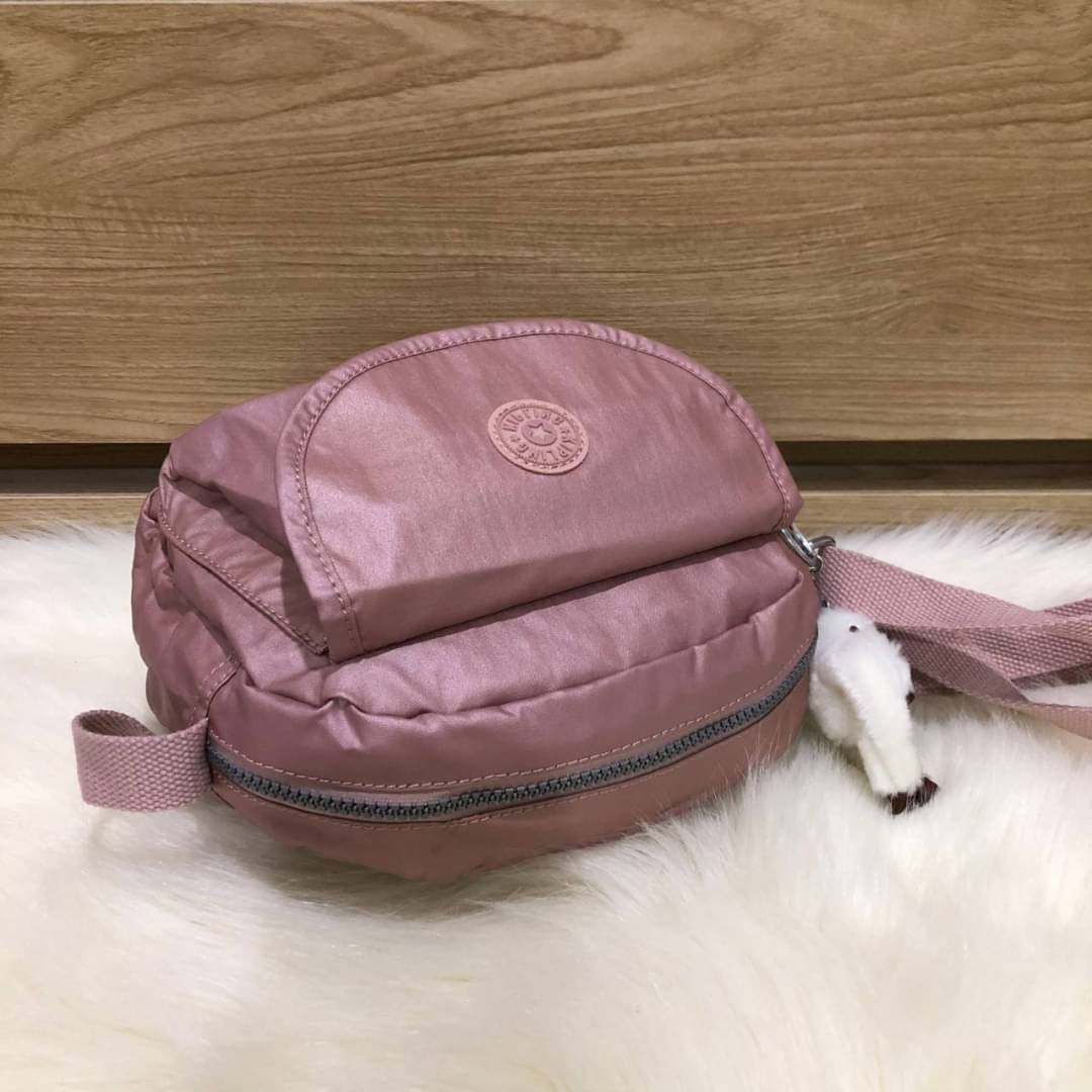 พร้อมส่งความน่ารัก Kipling shoulder bag กระเป๋าสะพายขนาดพอดีจากแบรนด์ Kipling วัสดุเป็นไนล่อนกันน้ำ ตัวกระเป๋ามีฝาเปิดปิดมีช่องใส่ของหลายชั้นมีซิปปิดปากกระเป๋า ด้านในมี 1 ช่องซิปและช่องเสียบปากกา มาพร้อมพวงกุญแจลิงkipling สายปรับระดับได้ คุ้มทุกการใช้งาน