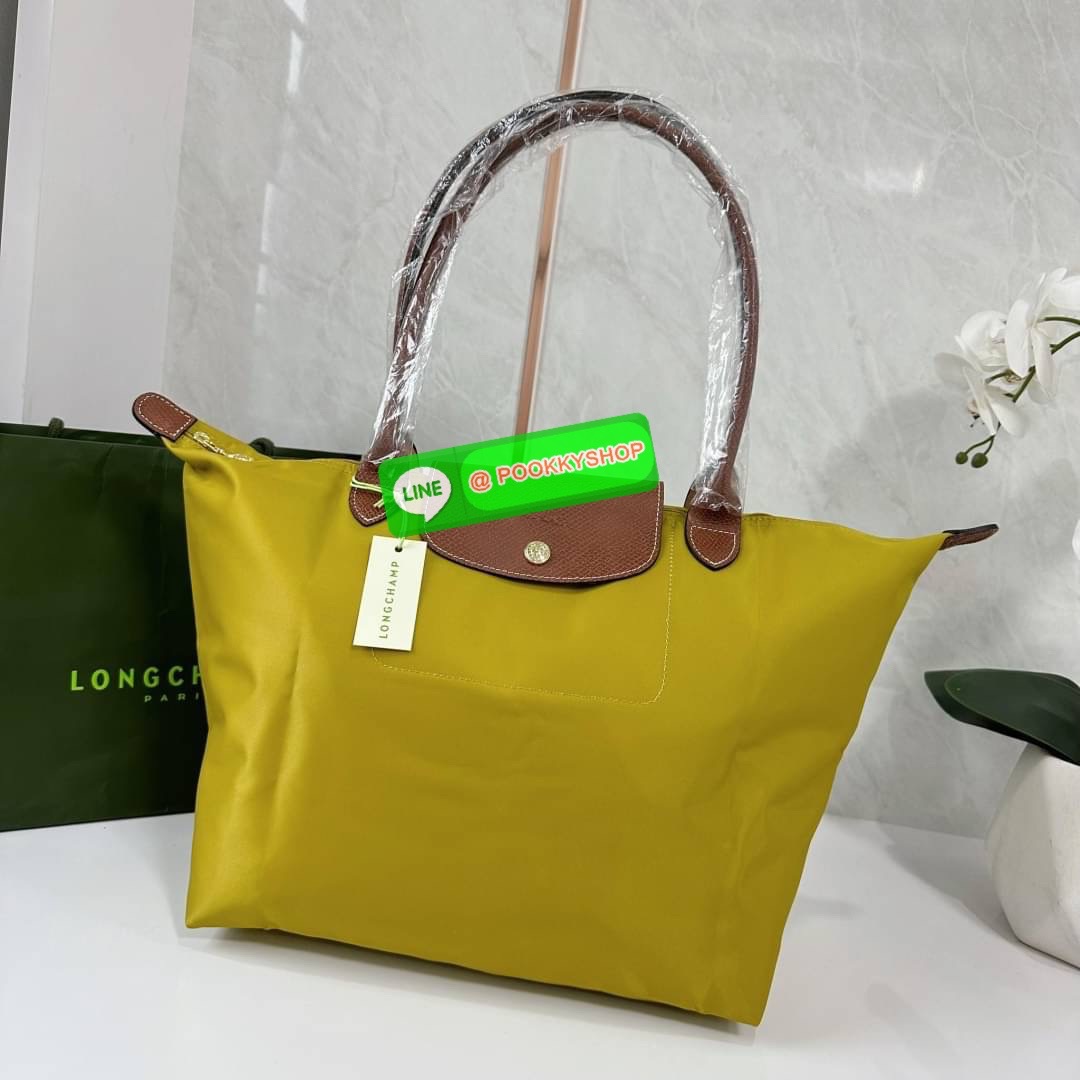 LONHGCHAMP LE PLIAGE ORIGINAL L TOTE BAG 🔖กระเป๋าสะพายไหล่ Le pliage ใบใหญ่ เรียบง่ายจุของได้เยอะ สามารถเก็บเอกสารหรือแล็ปท็อปได้คะ 🔖วัสดุ:ไนลอนเคลือบ 🔖เปิด-ปิดด้วยซิป ภายในกว้าง มีช่องลับแยกคะ 🔖สามารถพับเก็บได้พกพาสะดวกคะ