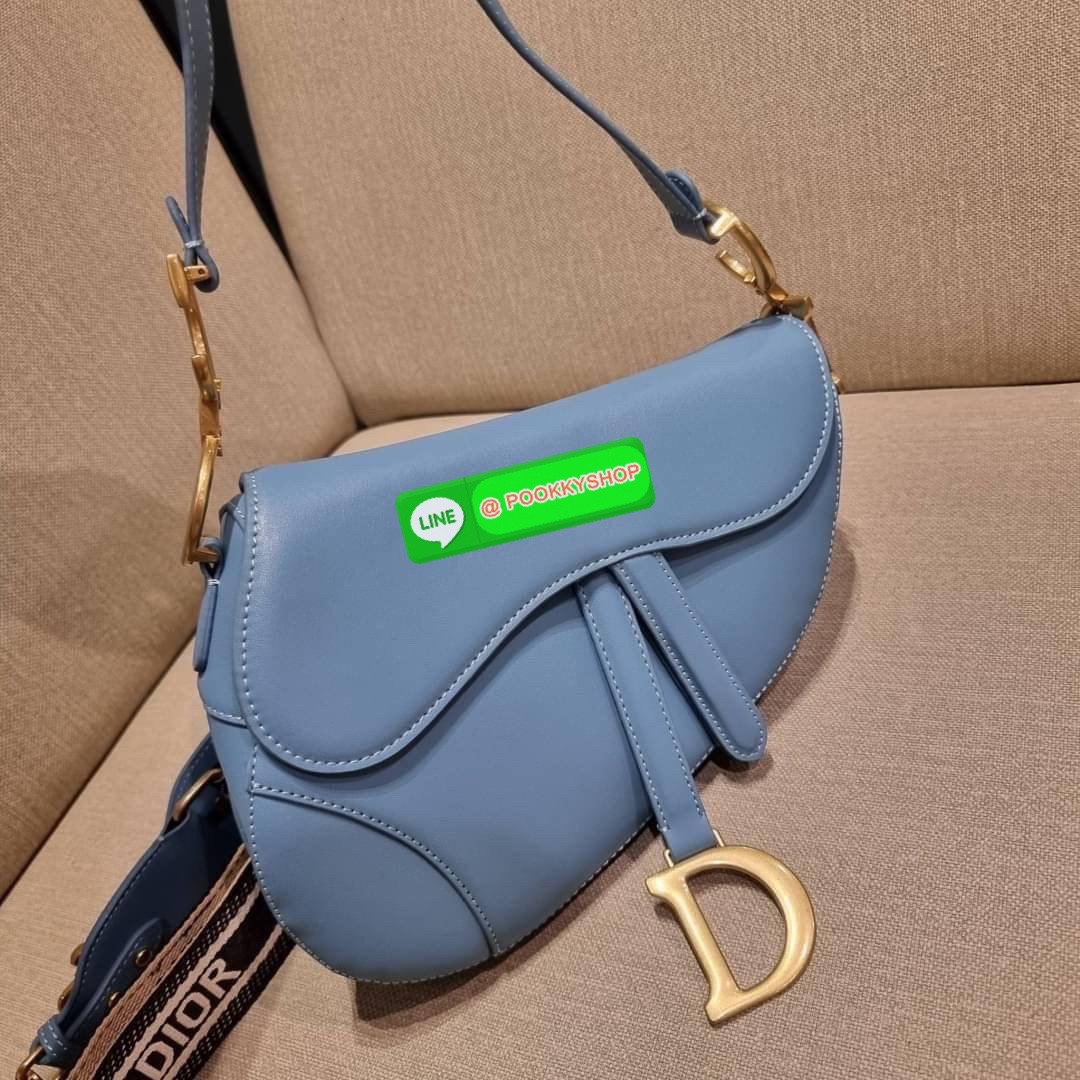 CD SADDLE BAG CALFSKIN กระเป๋าสะพายข้างพรีเมี่ยมกิ๊ฟ ทรงสวยไม่ซ้ำใคร กิมมิคในตัว ดูแพง ไซส์ใหญ่ ดีไซน์ย้อนยุค เป็นเอกลักษณ์สวยทุกแบบ เปิด-ปิดด้วยกระดุมแม่เหล็กซ่อน ใช้งานง่ายมากๆ ภายในเป็นช่องโล่ง มีช่องซิป วัสดุหนังลูกวัวฟอกสี ใส่ของสำคัญได้เลย หมดห่วง ม