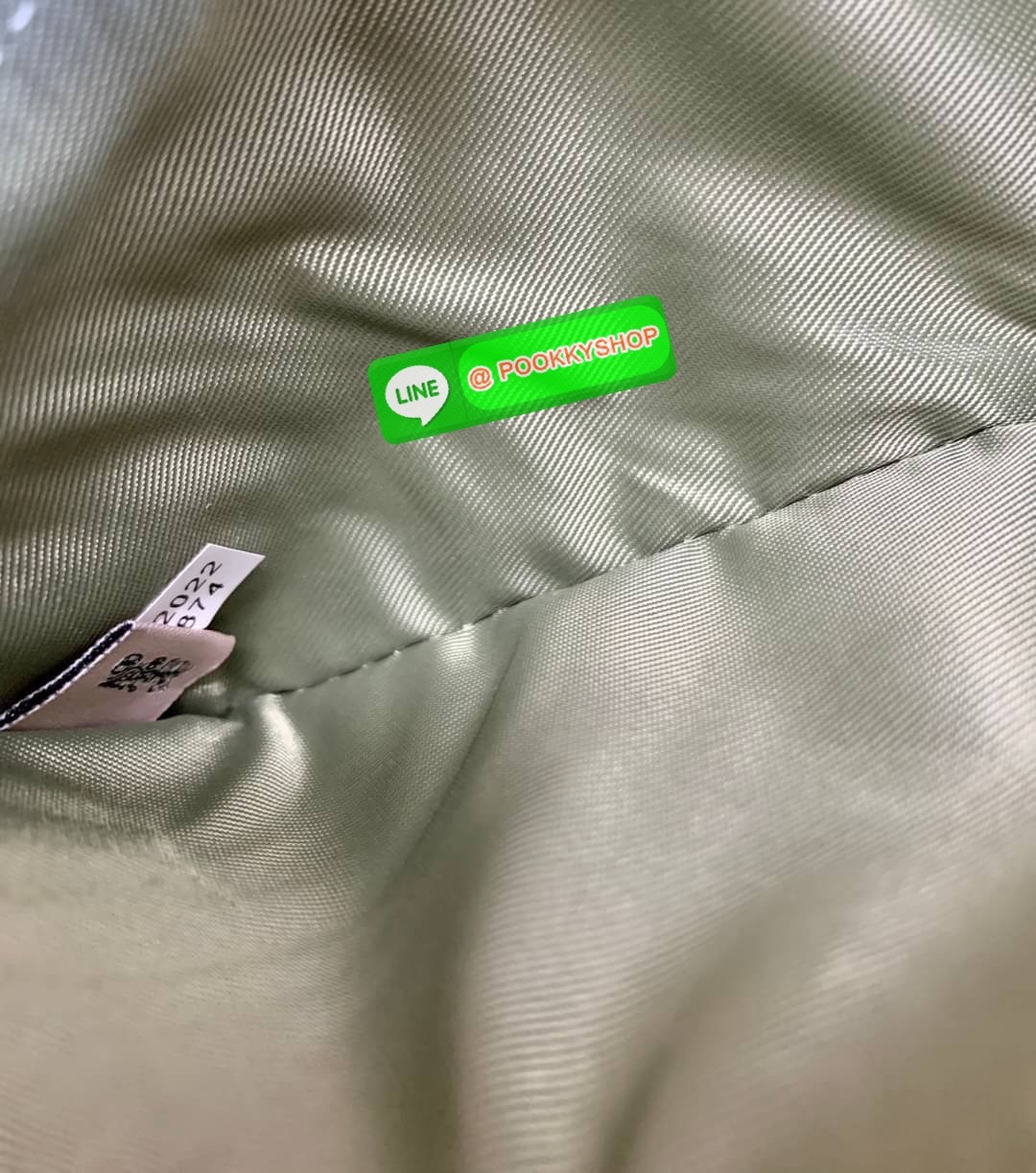 COACH TECH WALLET IN COLORBLOCK SIGNATURE ((C2874)) ✔️กระเป๋าเงินใบยาว หนังแท้ พร้อมสายคล้องมือในตัวค่ะ ✔️เปิดปิดด้านหน้าแบบฝากระดุม ภายในมีช่องใส่ธนบัตร2ช่อง ;สามารถใส่มือถือ iphone 10 xs max ได้เลยค่ะ ✔️มีช่องเสียบธนบัตร7ช่อง;พร้อมช