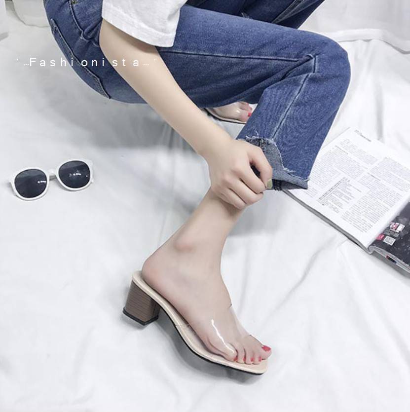 มาถึงแล้วจ้าา แบบขายดีลูกค้าถามหากันเยอะ รองเท้าทรงสวมส้นใหญ่ วัสดุ pu คัตติ้งแน่น สายคาดหน้าเป็นพลาสติกใส เนื้อหนานิ่ม ใส่สบายไม่บาดเท้า ส้นลายไม้ คู่นี้เน้นความเปลือยเท้า ส้นไม่สูงมากเดินง่าย แต่ใส่แล้วดูขาเรียวยาวขึ้น สวยเป๊ะดูแพงเลยค่ะ งานจริงเหมือนแบ